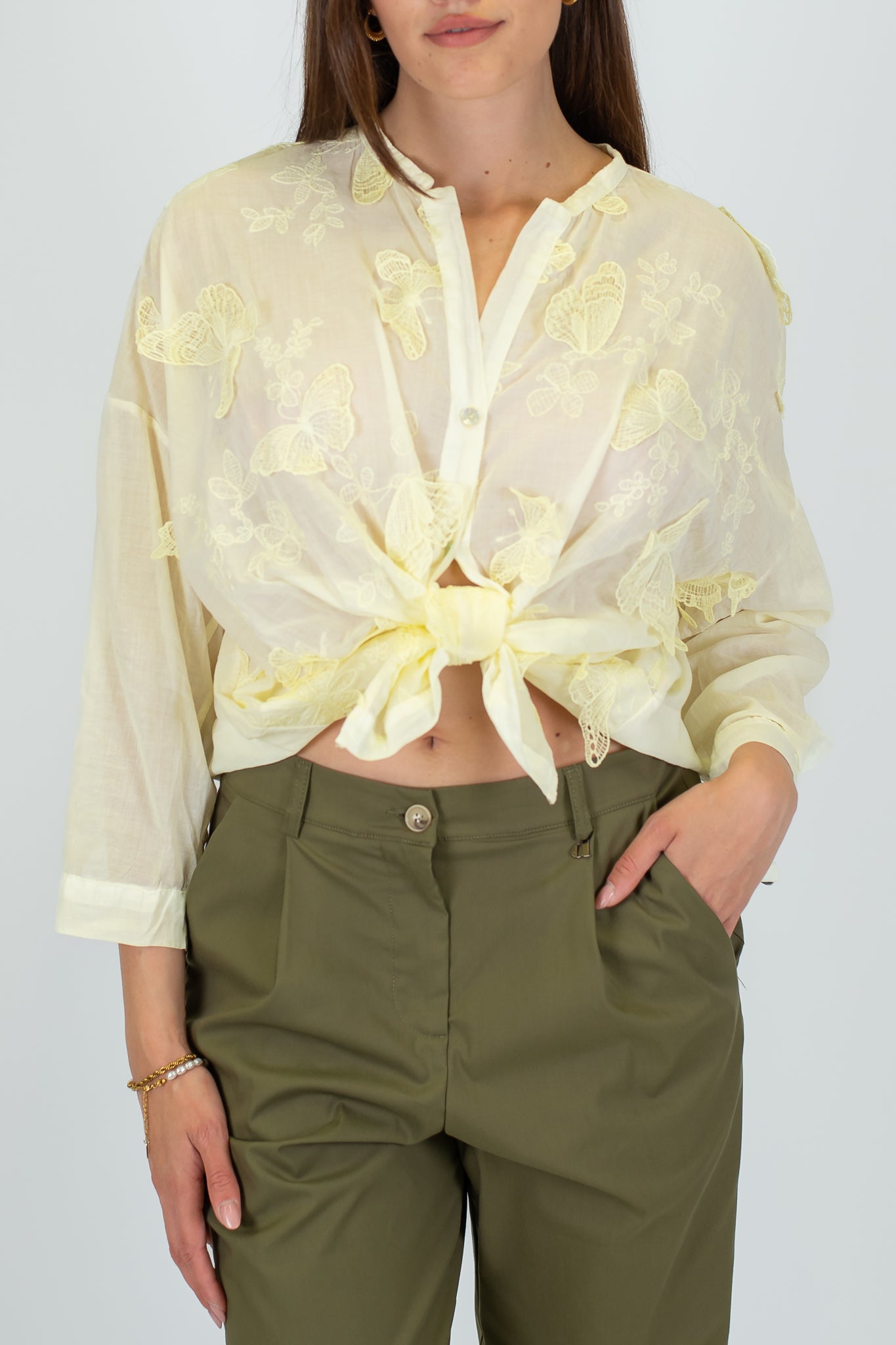 Motel - Camicia fantasia farfalle ricamate con collo coreano e nodo sul fondo