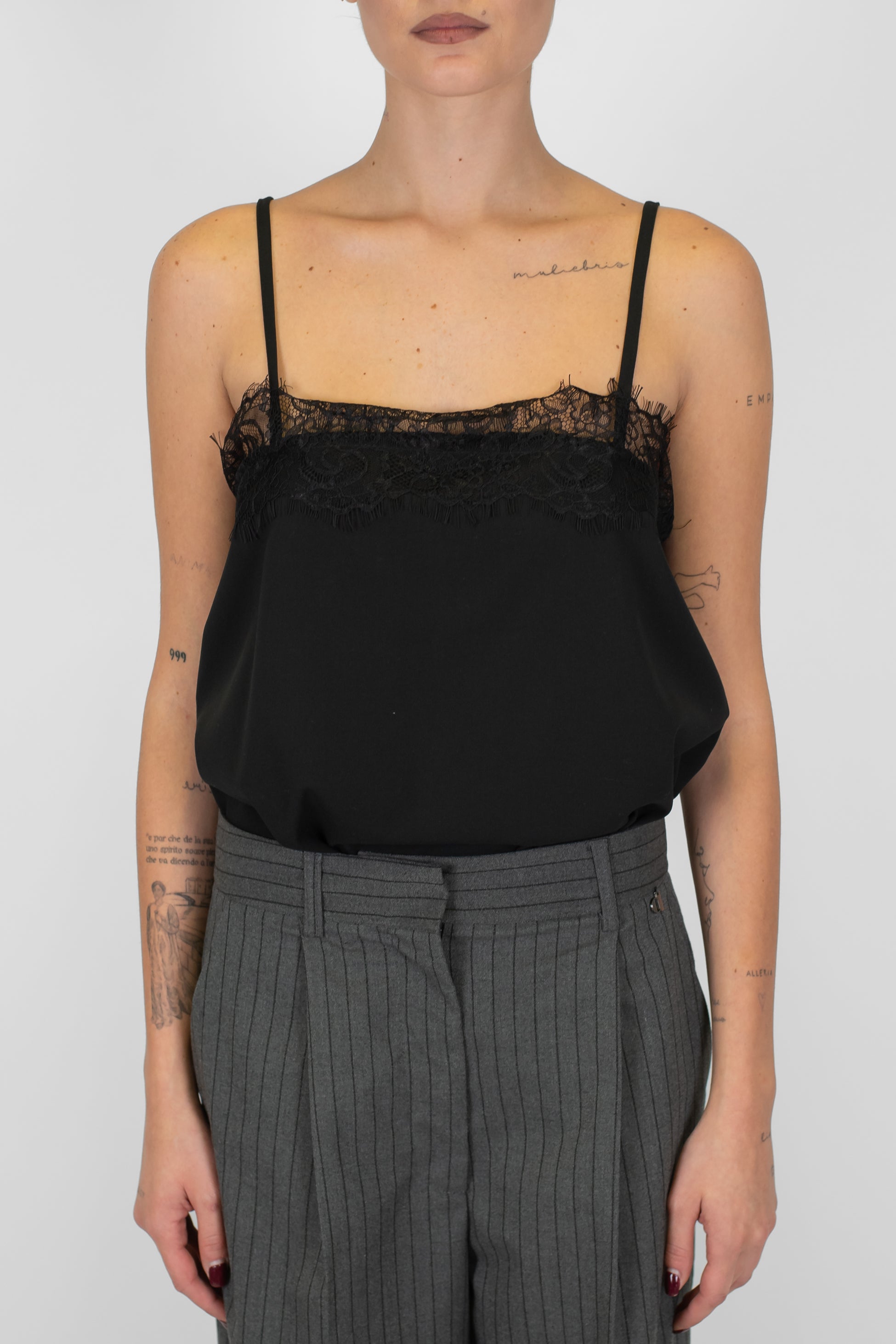 Tensione in - Top in satin con bretelline e orlo superiore in pizzo