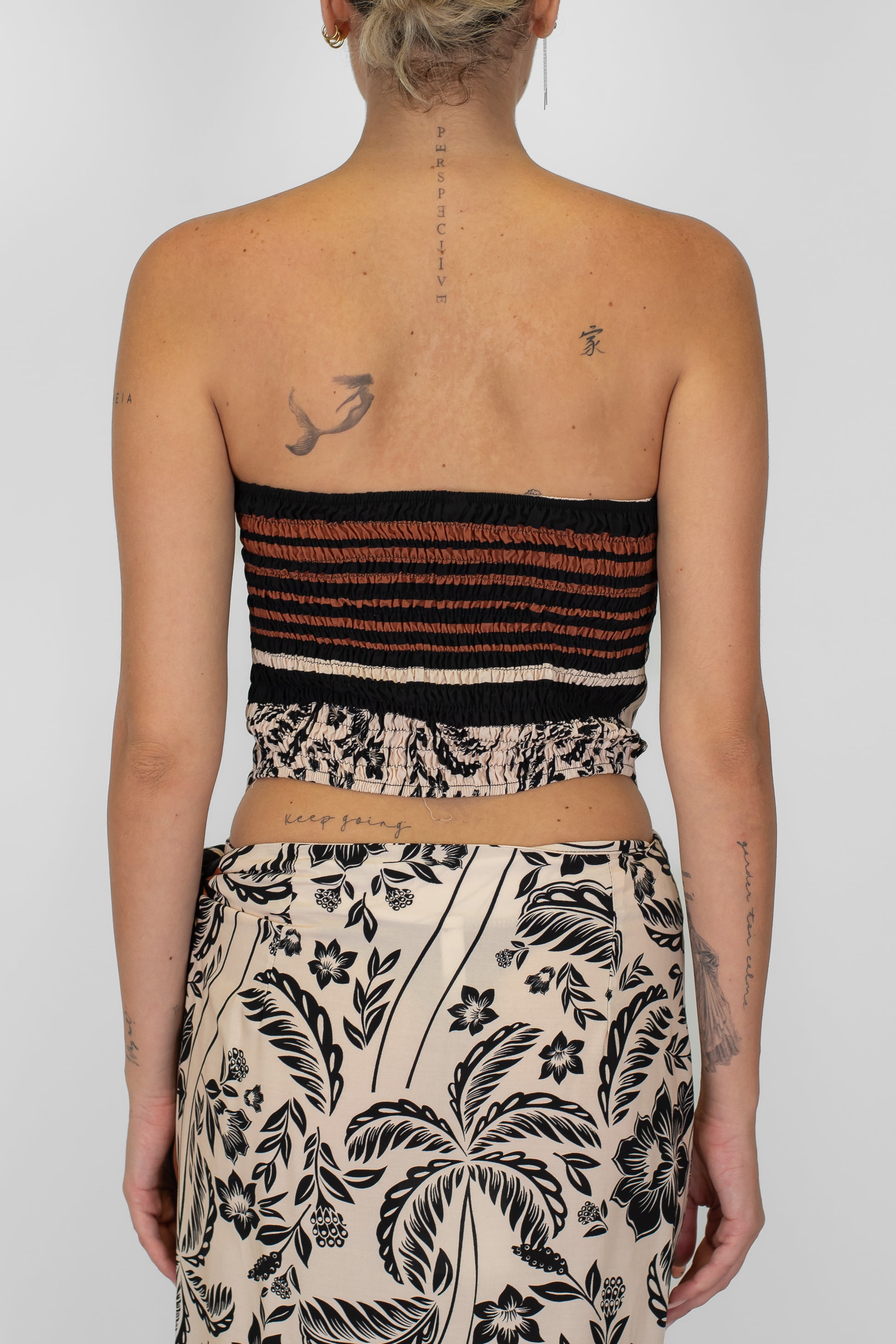 Tensione in - Top foulard fantasia con elastico dietro