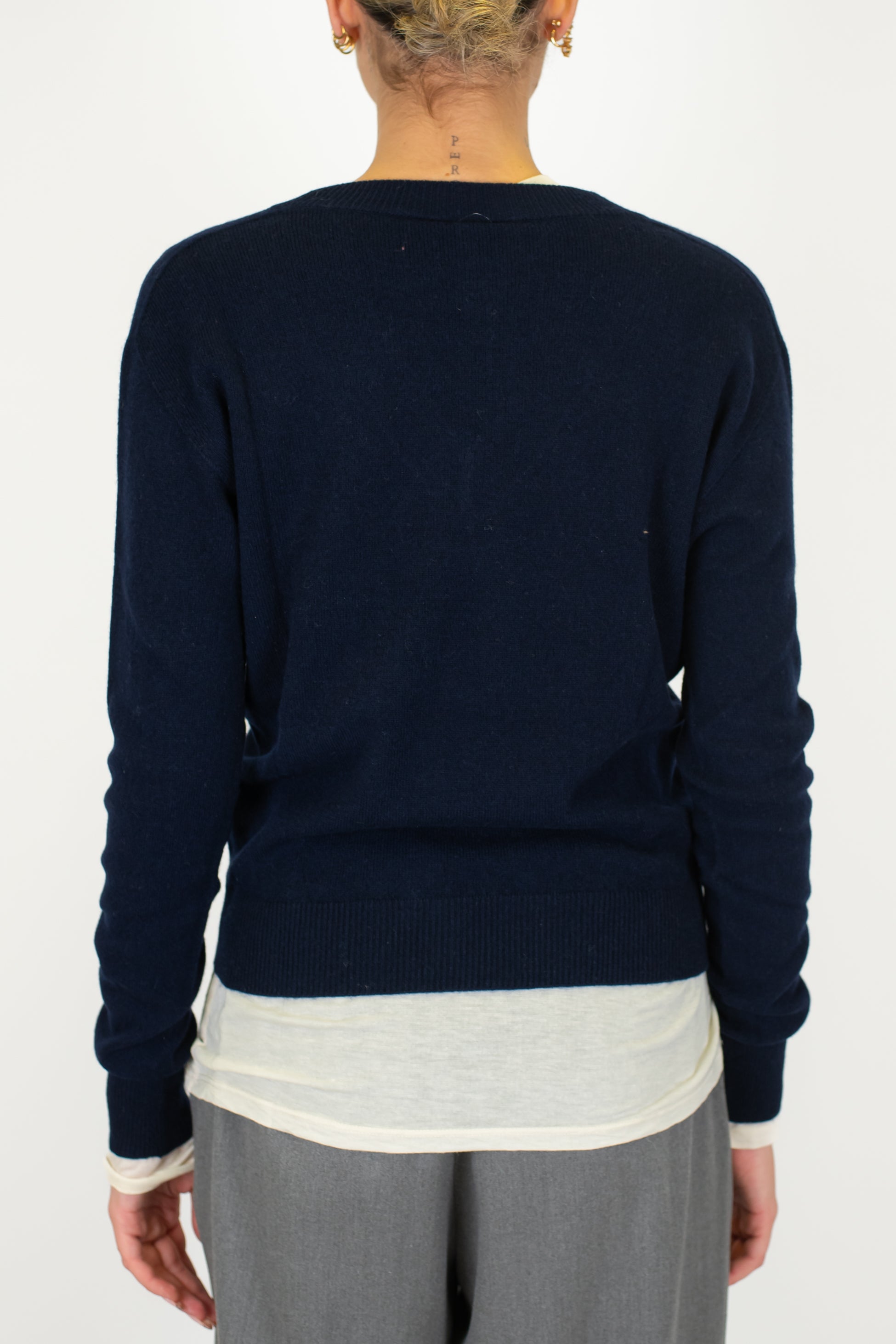 Tensione in - Maglia scollo a V in pura lana