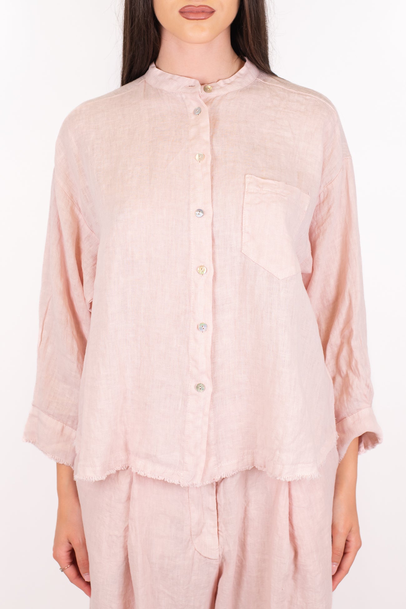Tensione in - Camicia in puro lino con collo coreano e taschino