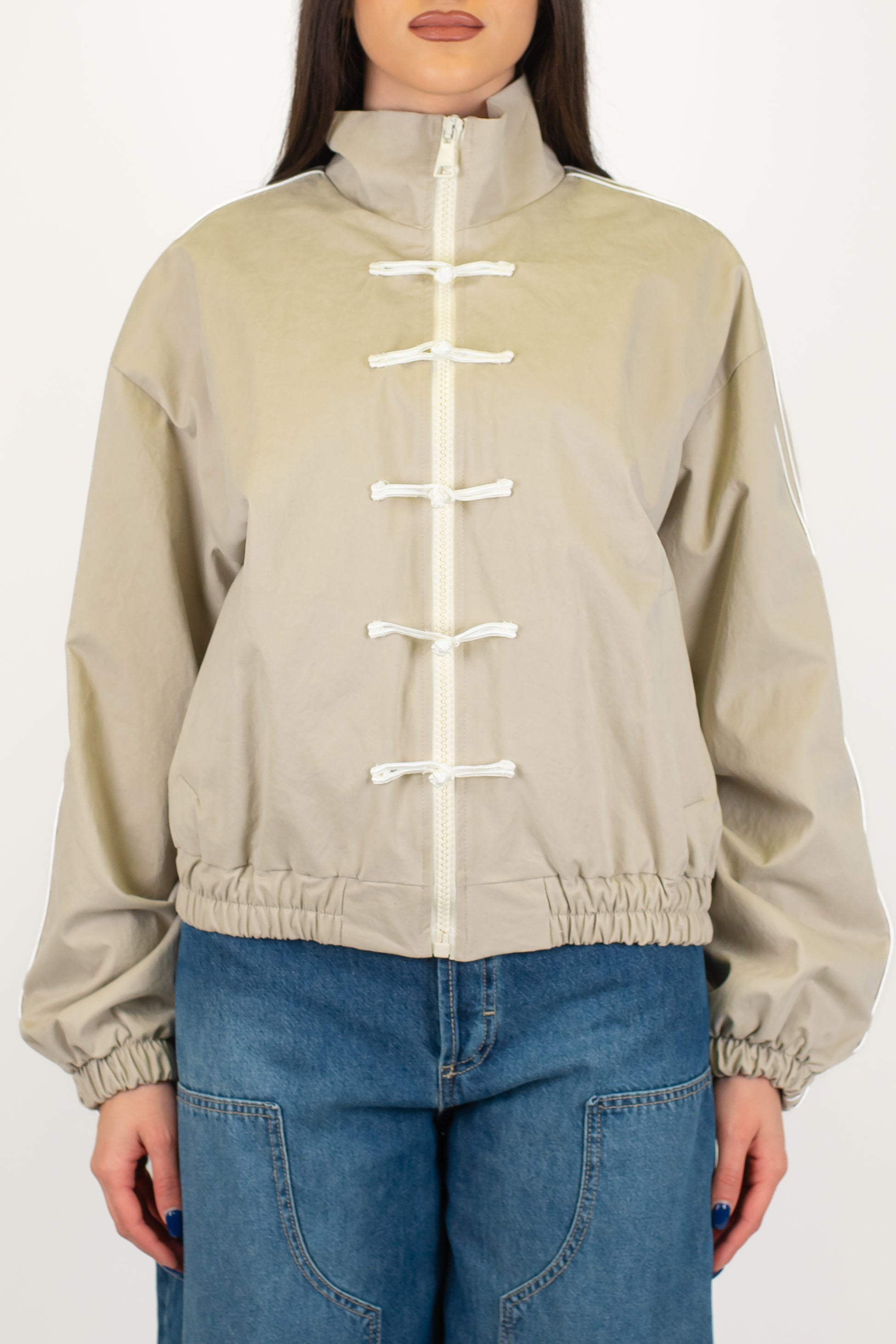 Tensione in - Bomber con chiusura zip e alamari ed elastico sul fondo
