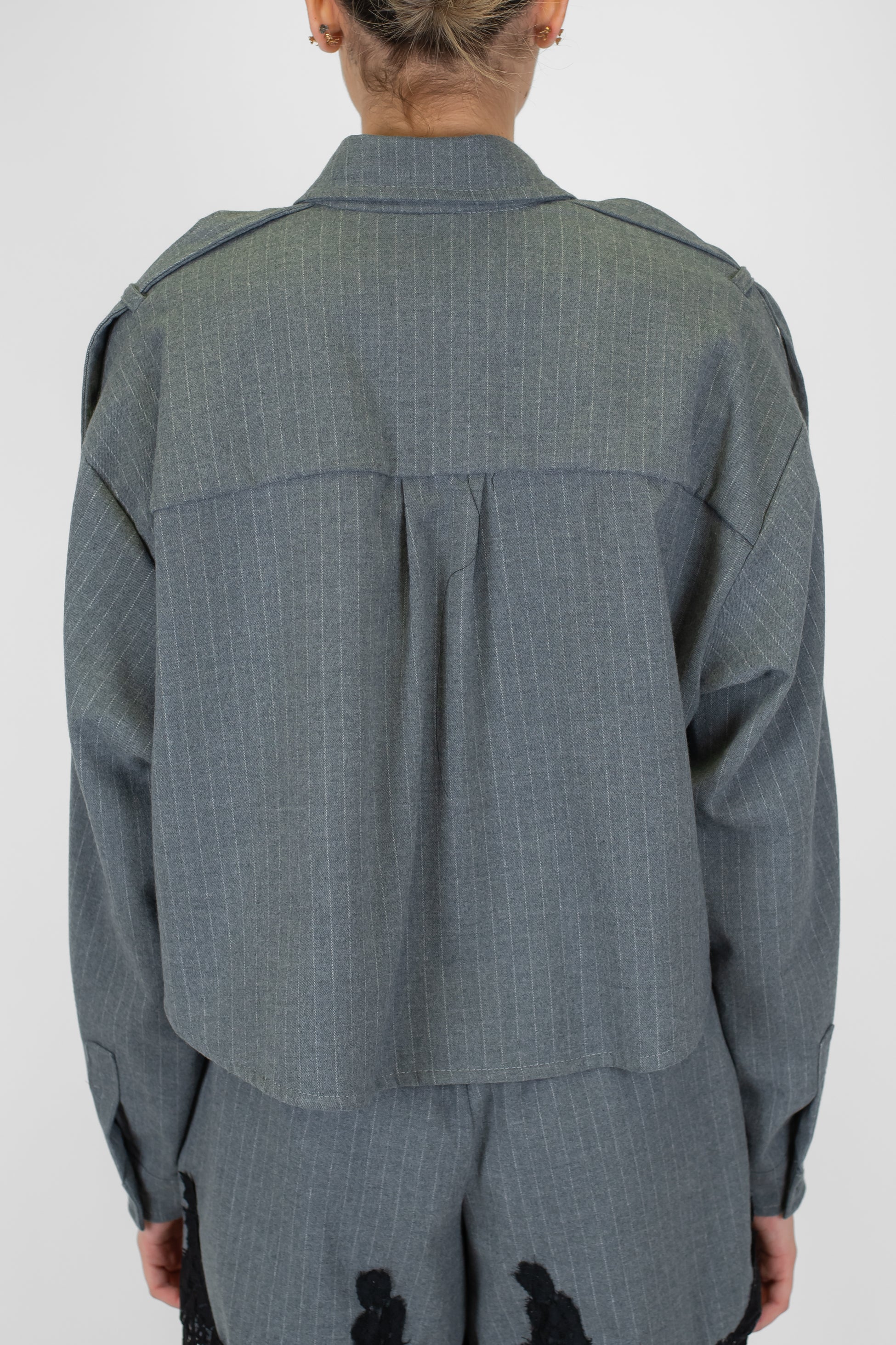 Tensione in - Camicia crop gessata con tascone sul petto