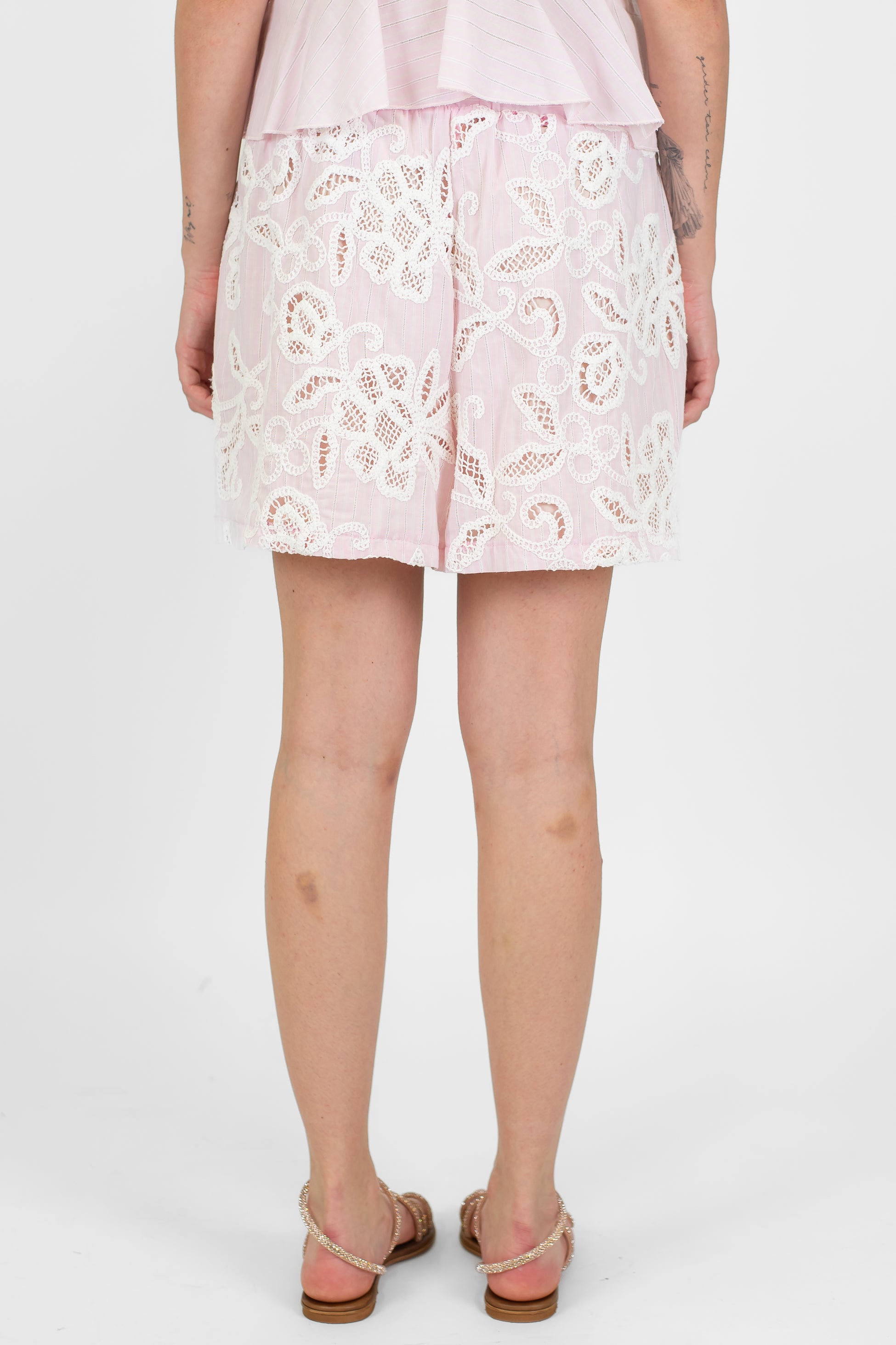 Tensione in - Shorts con ricami in crochet e coulisse