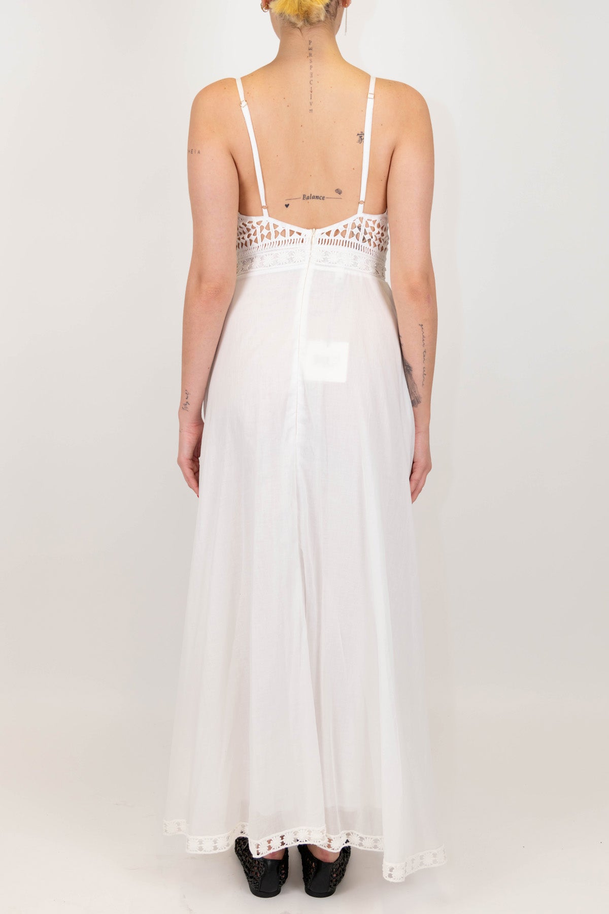 Tensione in - Abito lungo con bretelline ricamato in crochet di cotone