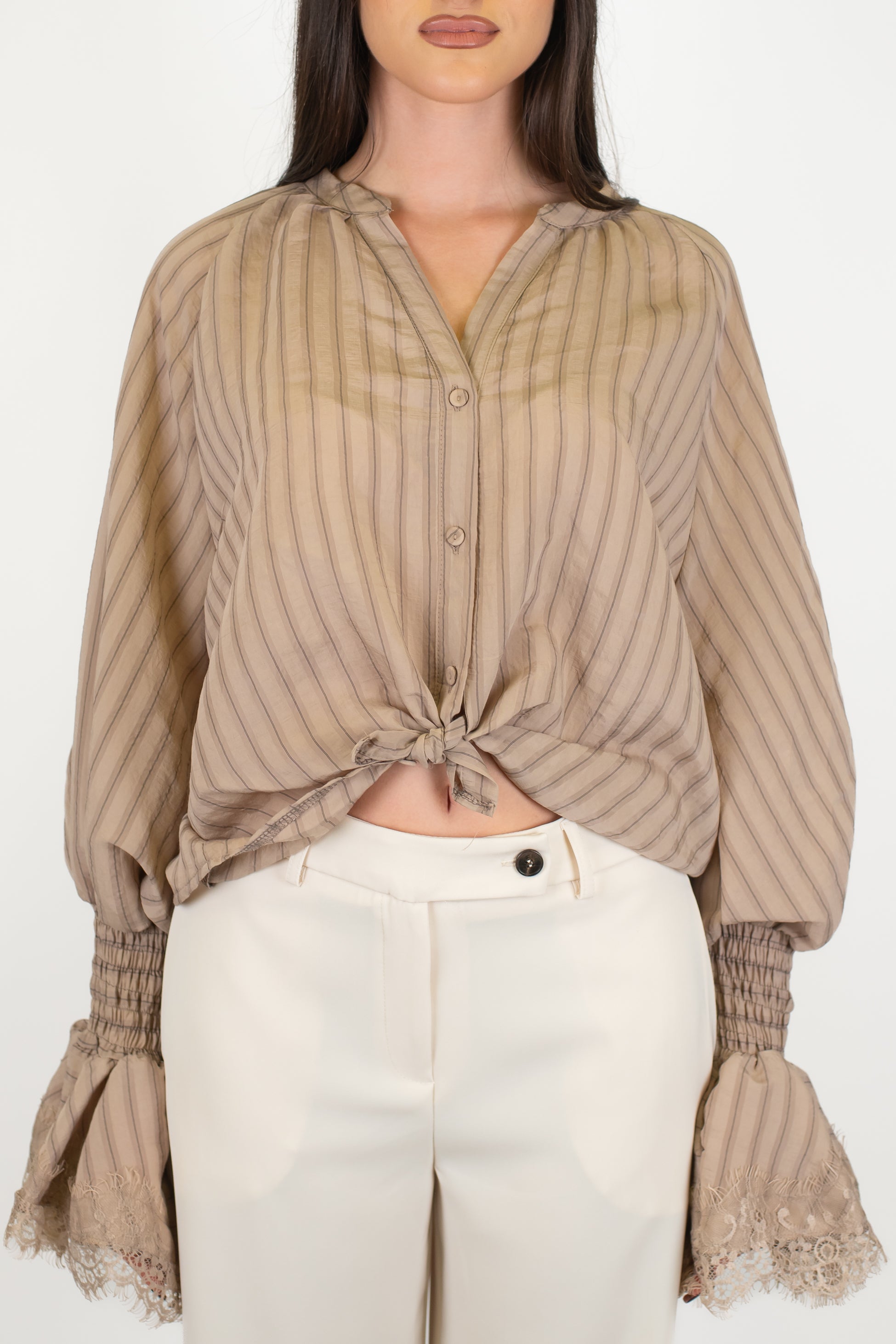 Motel - Camicia gessata con manica a campana e dettagli in pizzo