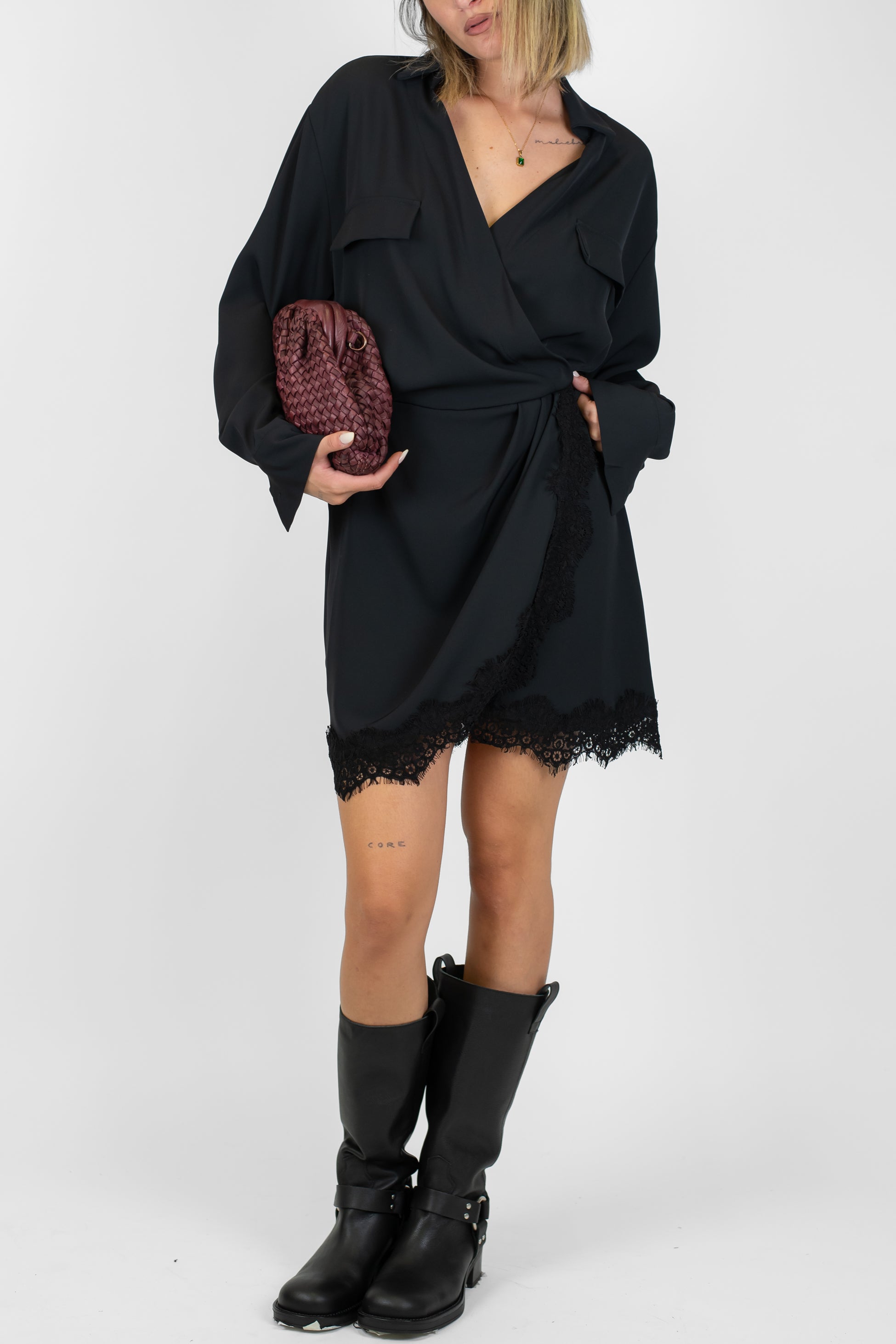 Tensione in - Abito corto tessuto fluido con inserti in pizzo