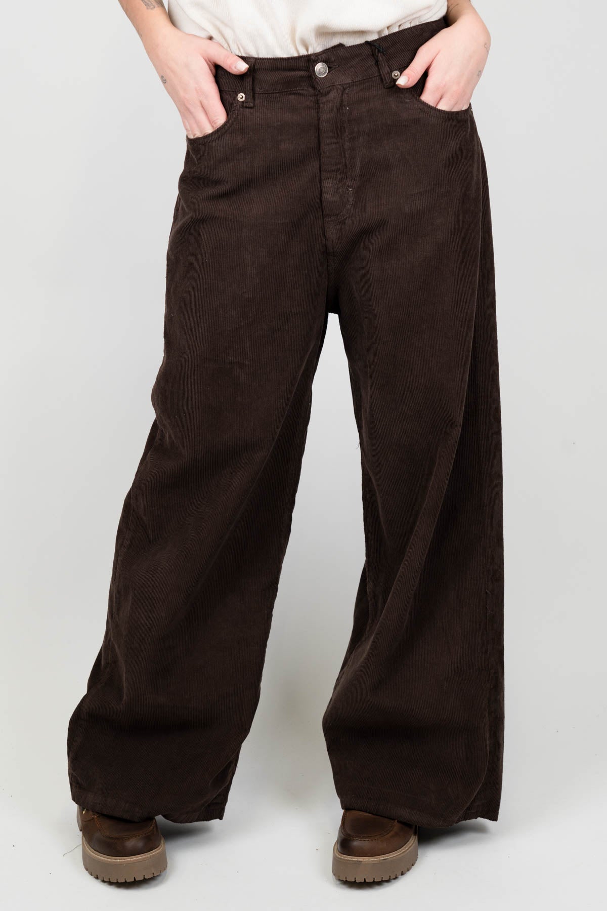 Tensione in - Pantalone palazzo in velluto millerighe modello Giusy