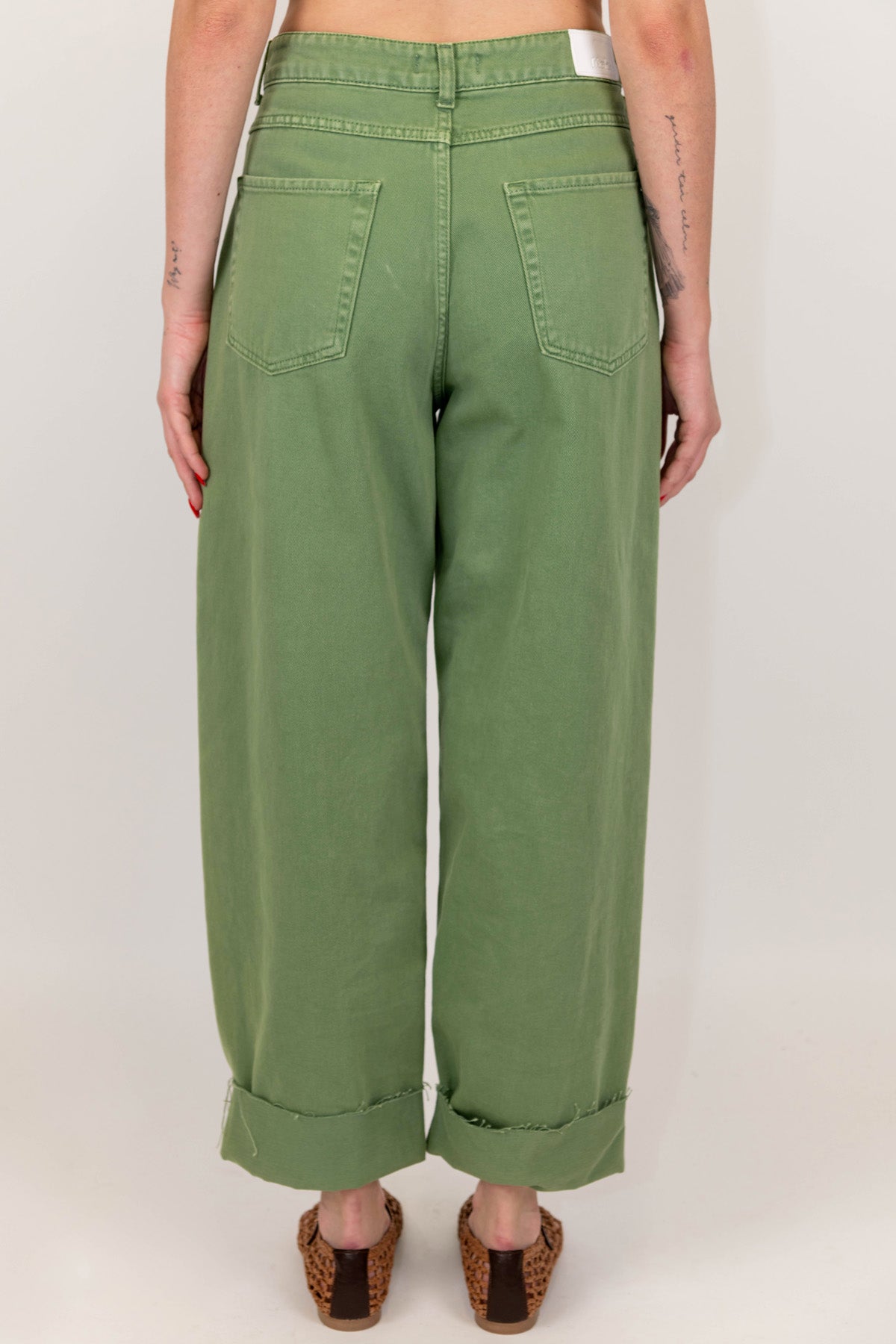 Motel - Pantalone regular in denim colorato con risvolto sul fondo