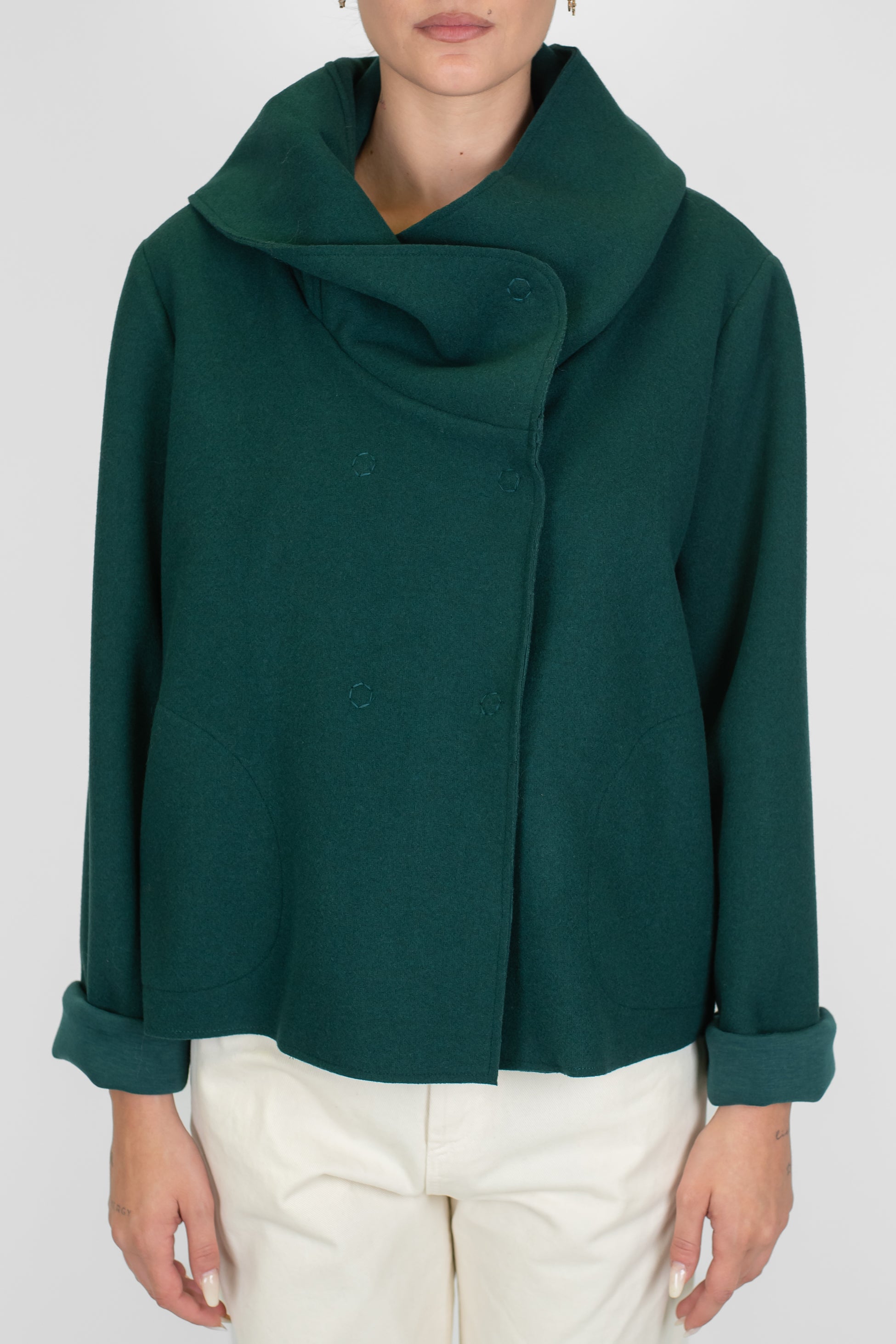 Tensione in - Cappetta doppiopetto in panno con cappuccio