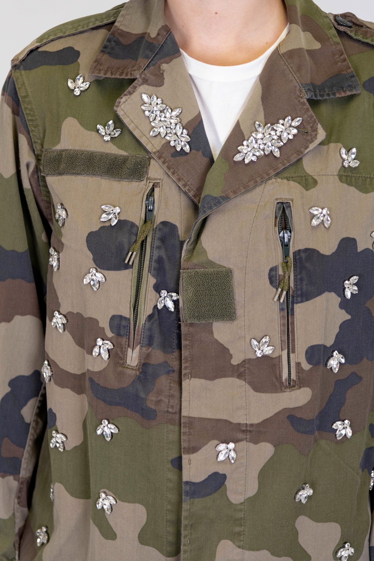 Tensione in - Giacca camouflage con pietre gioiello e chiusura a scomparsa