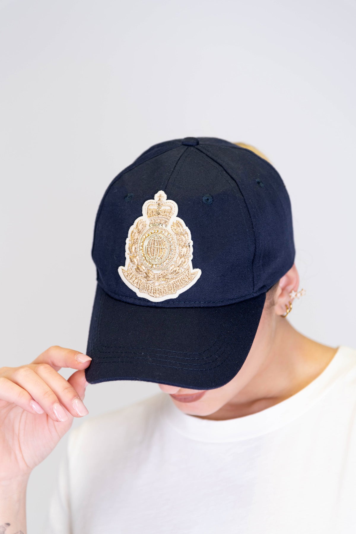 Tensione in - Giacca doppiopetto gessata a scatola, con patch e cappellino abbinato