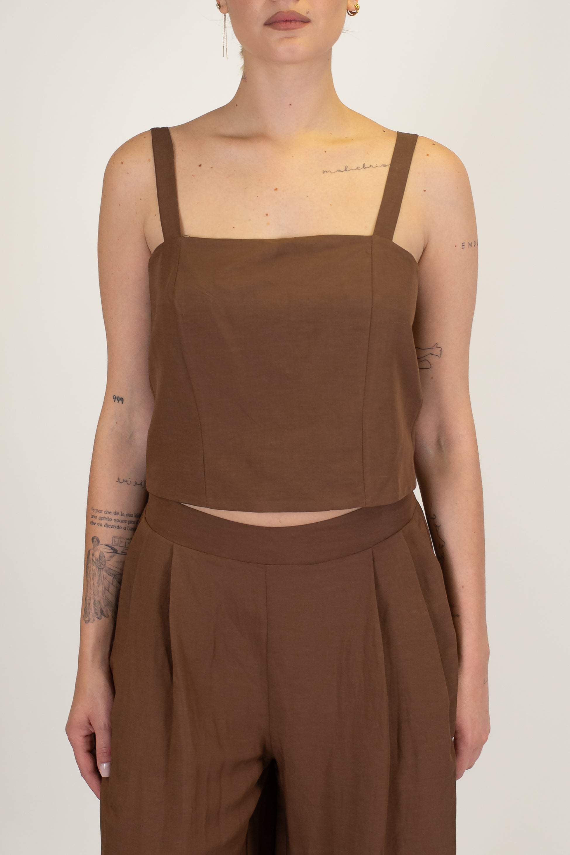 Tensione in - Coordinato in misto viscosa e lino con top bretelle e pantalone palazzo con pinces ed elastico sul retro