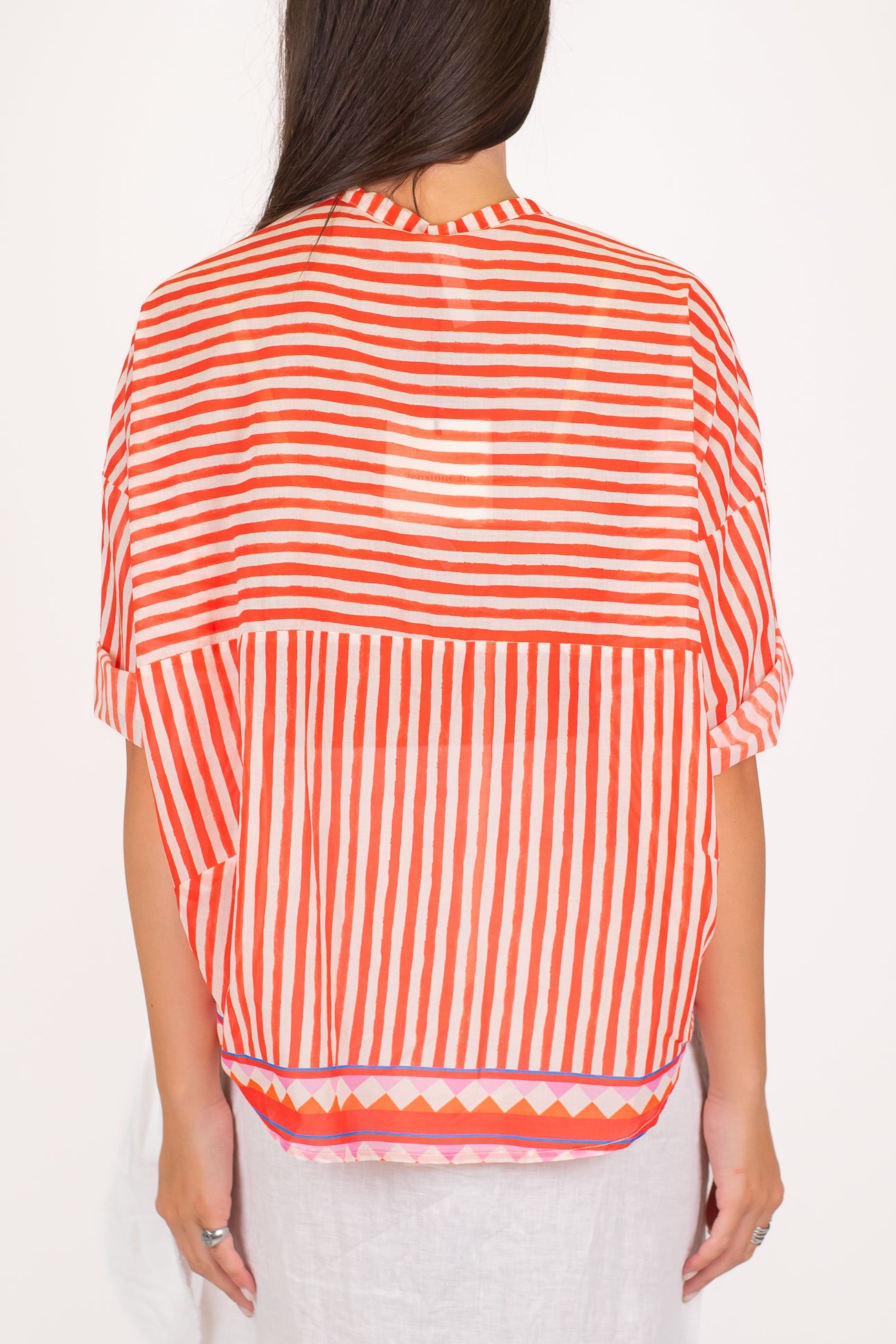 Tensione in - Camicia mezzamanica fantasia righe strette in mussola di cotone con fondo a contrasto
