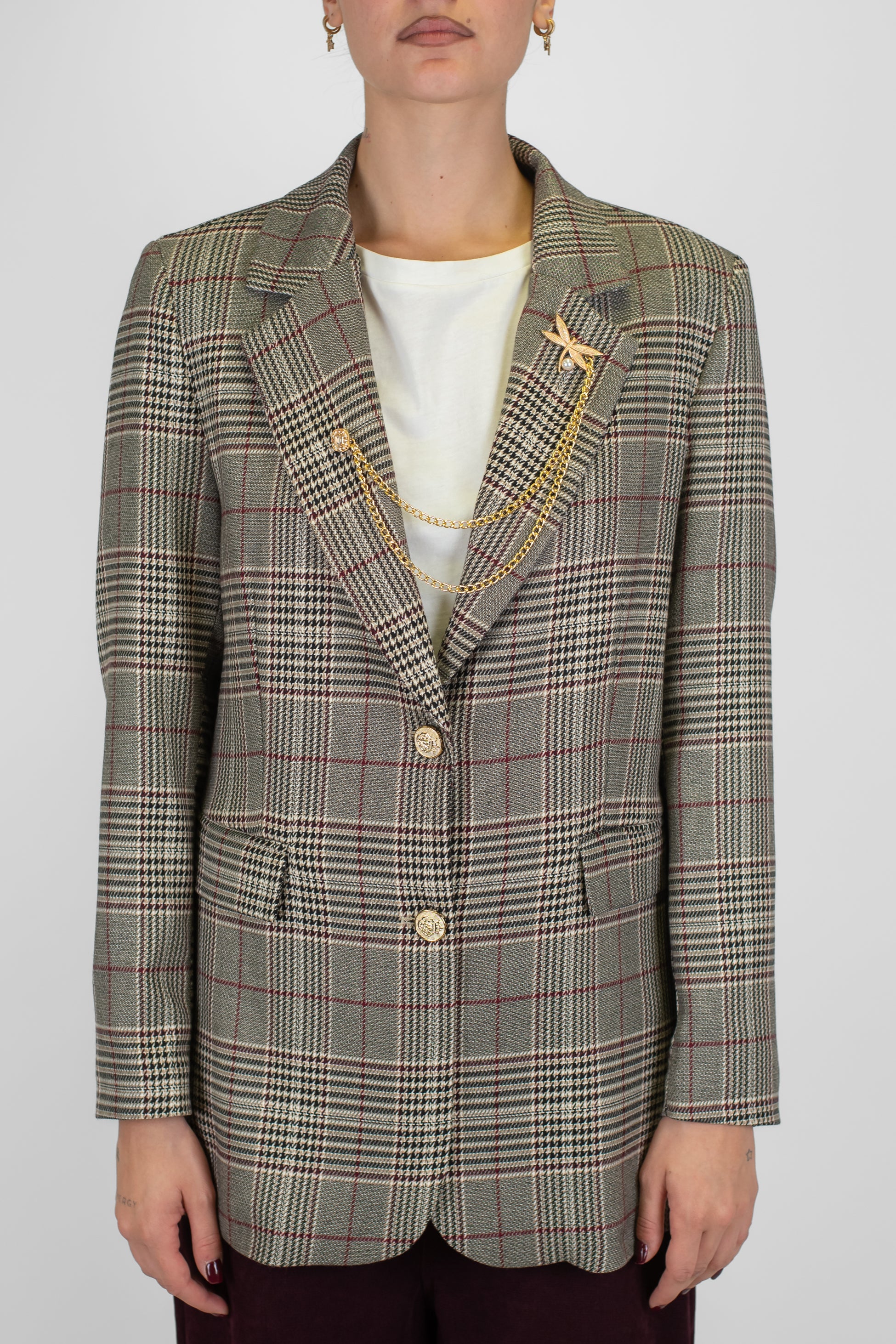 Tensione in - Giacca a due bottoni fantasia principe di galles con spilla gioiello sul rever