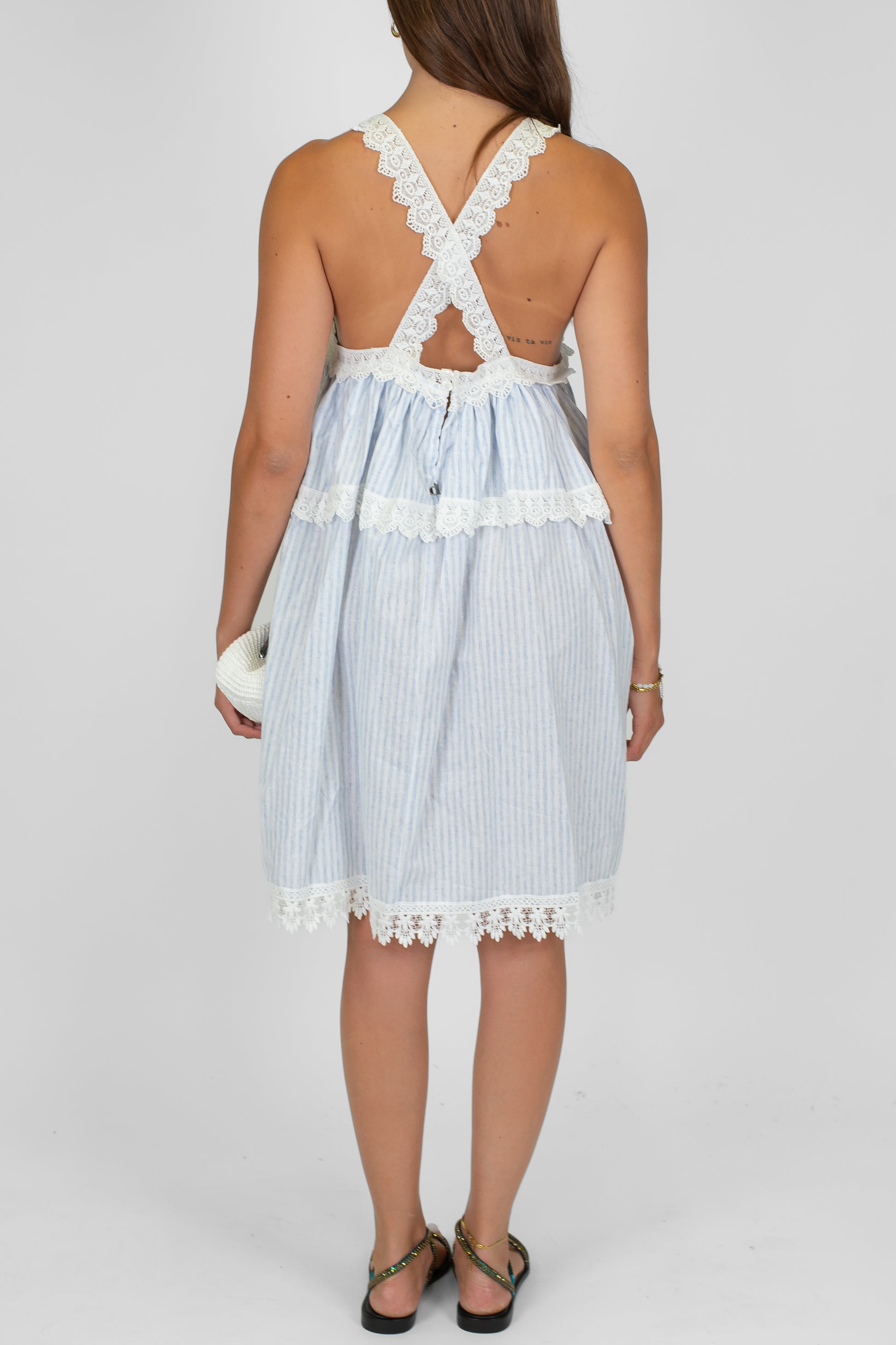 Dixie - Abito corto fantasia a righe con bretelle ad incrocio, balza e fondo in crochet