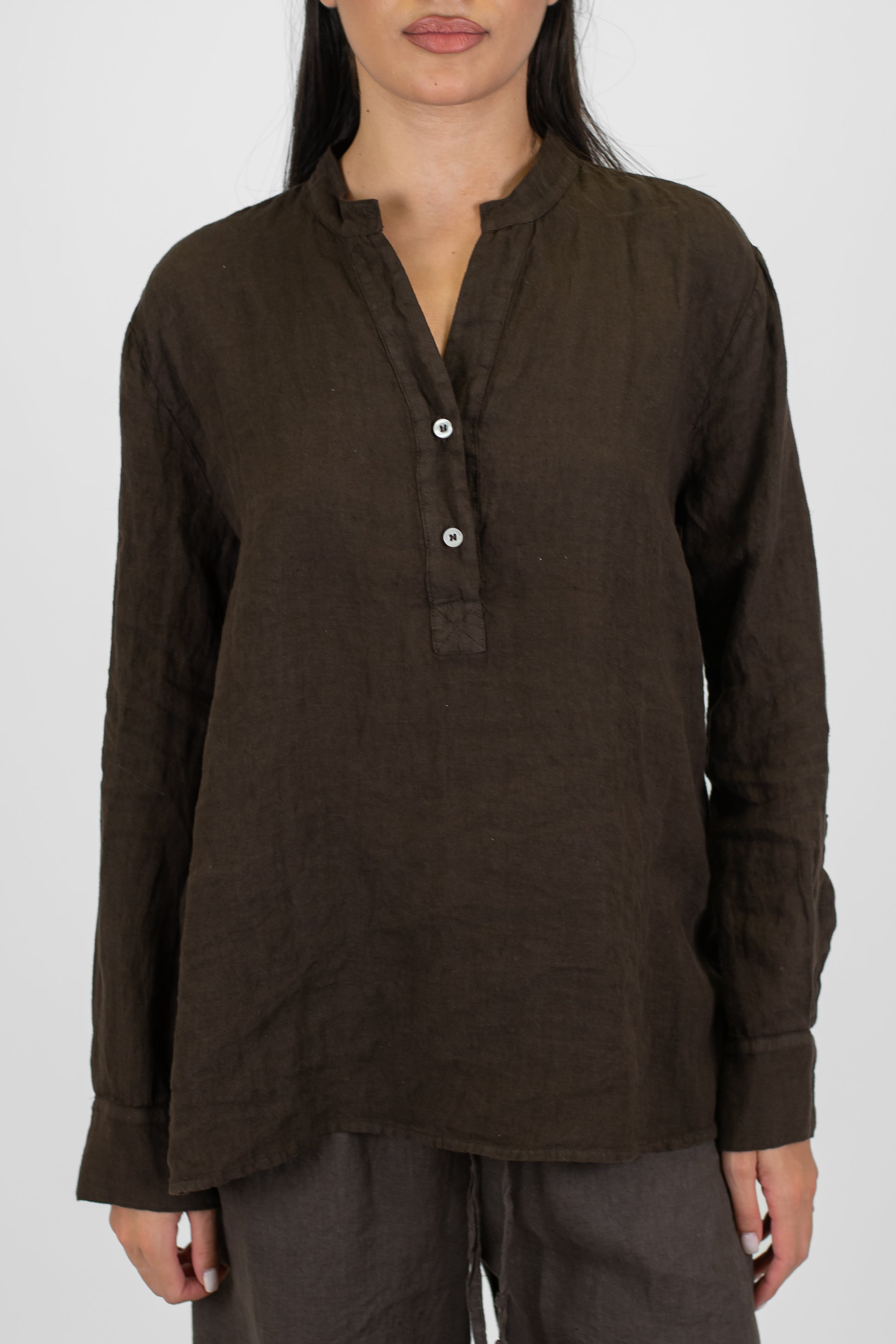 Tensione in - Camicia collo coreano in puro lino