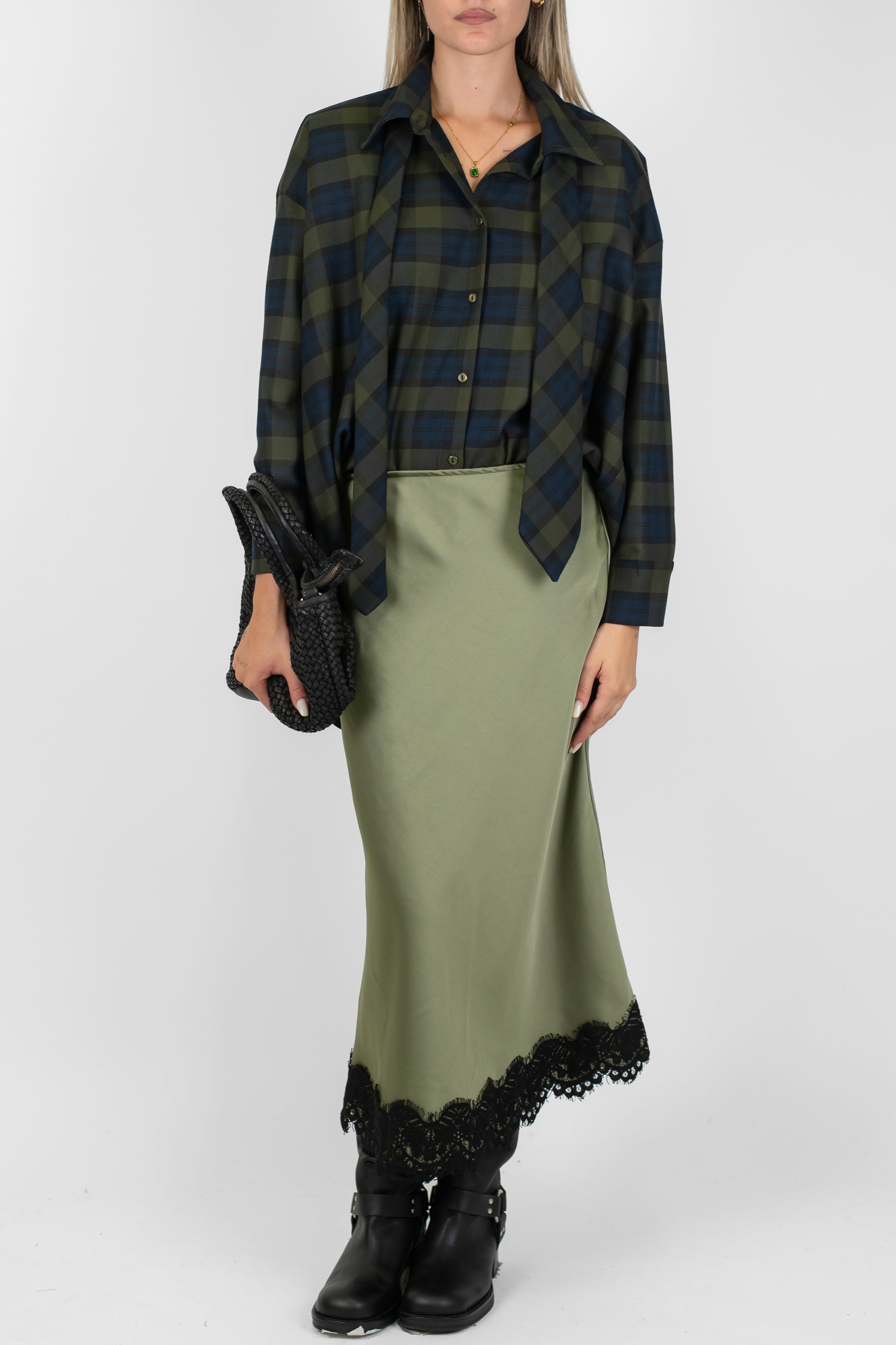 Tensione in - Gonna in satin con orlo a contrasto in pizzo