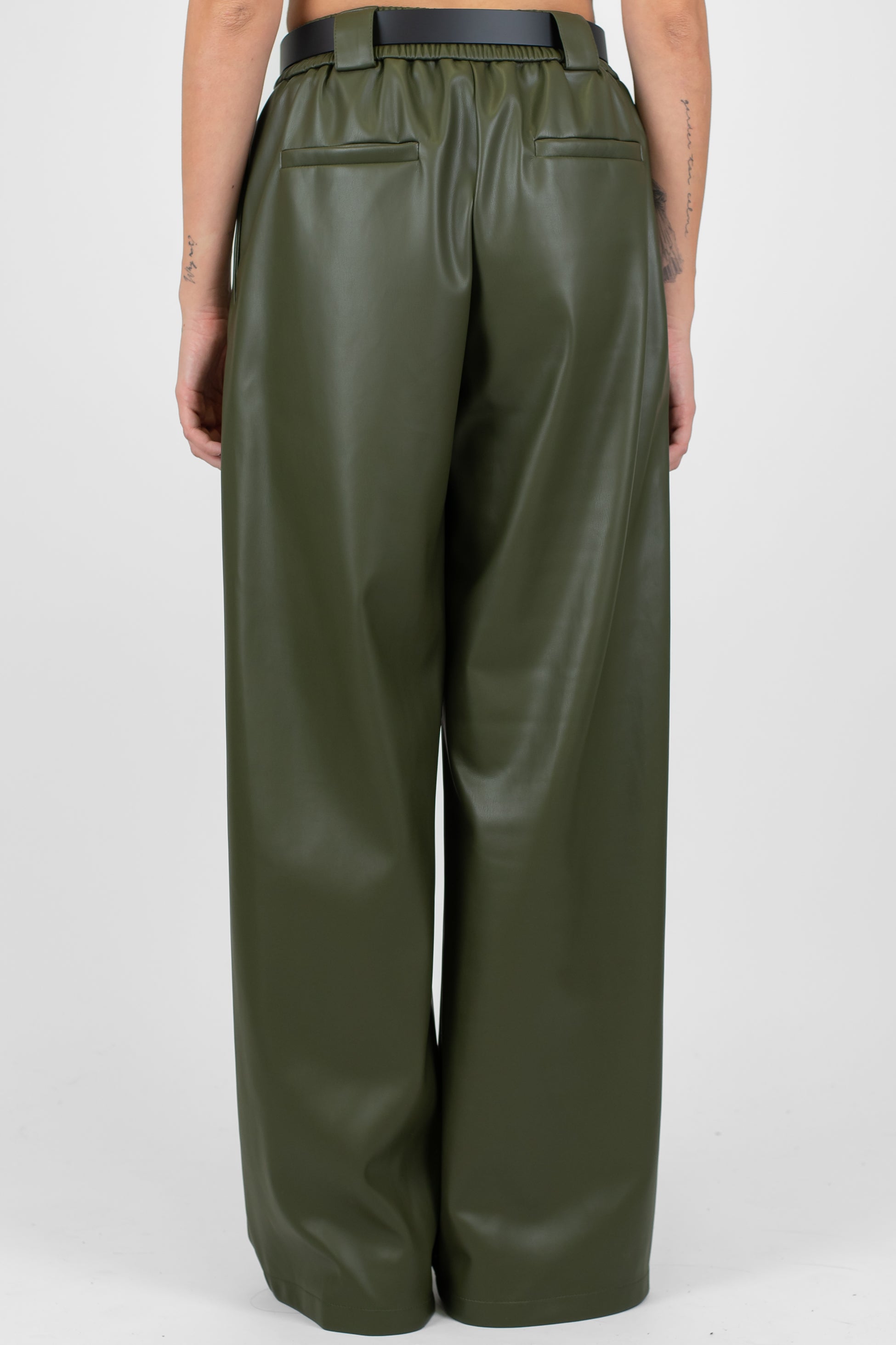 Tensione in - Pantalone palazzo in ecopelle con elastico dietro