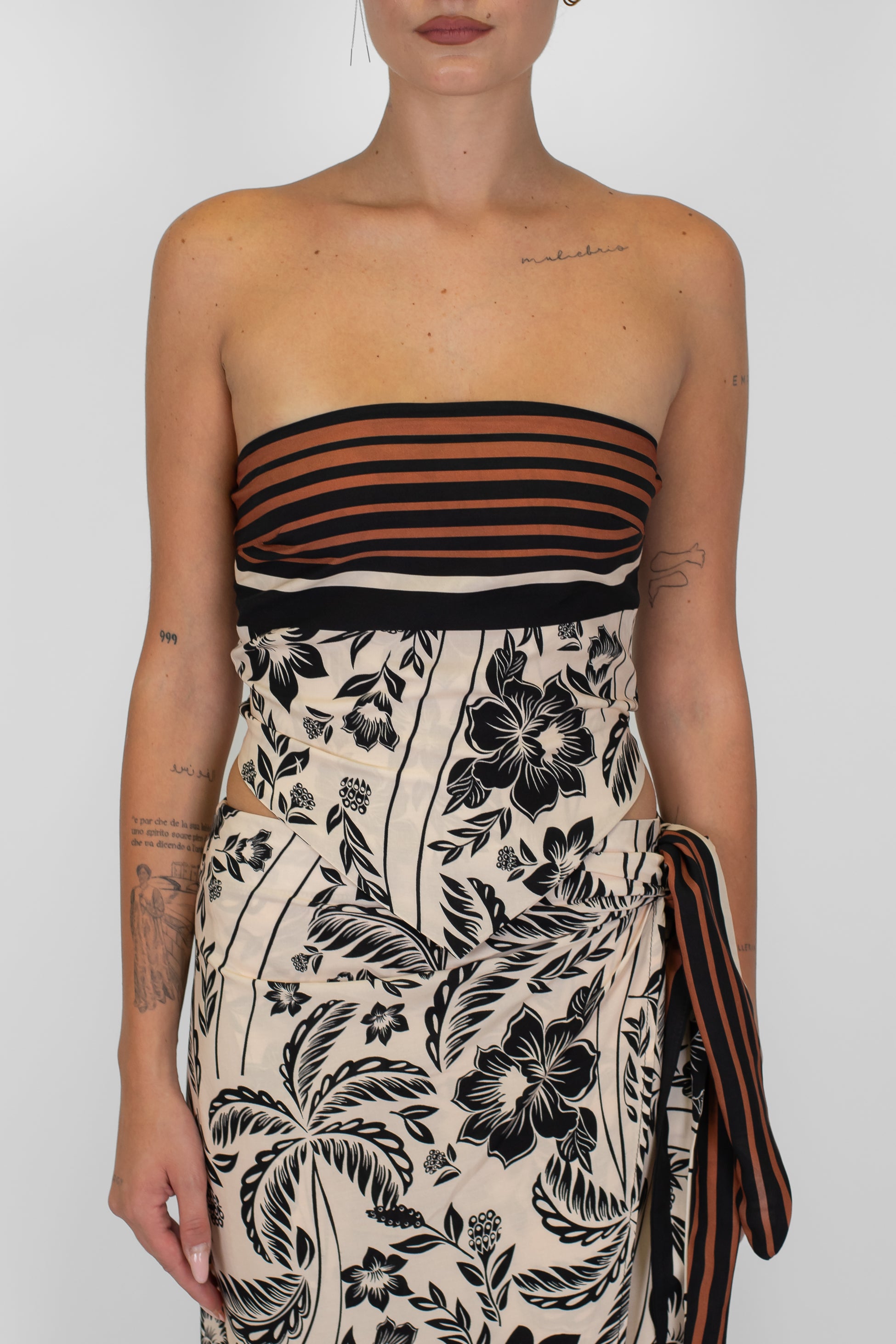 Tensione in - Top foulard fantasia con elastico dietro