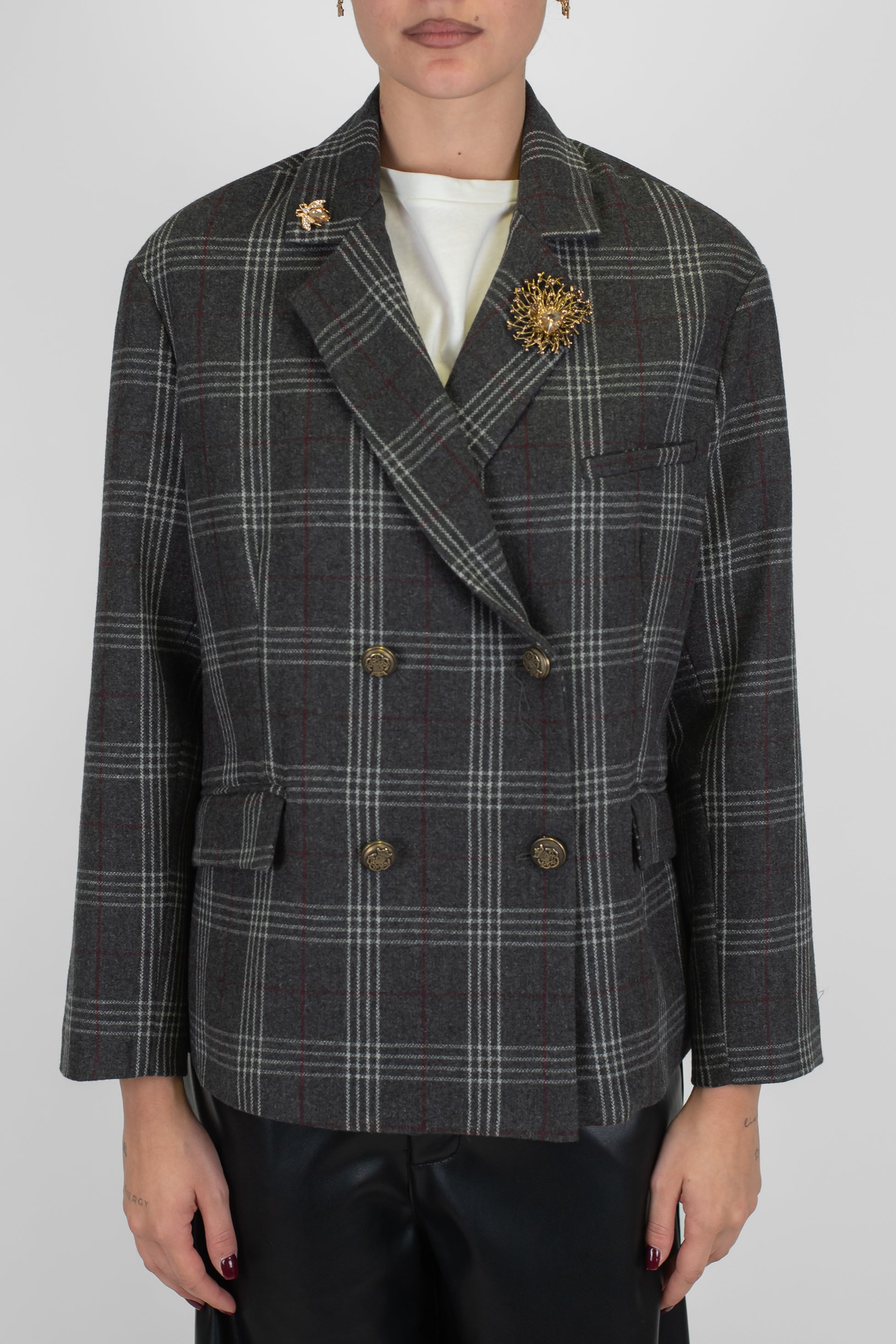 Tensione in - Giacca doppiopetto fantasia check con spille