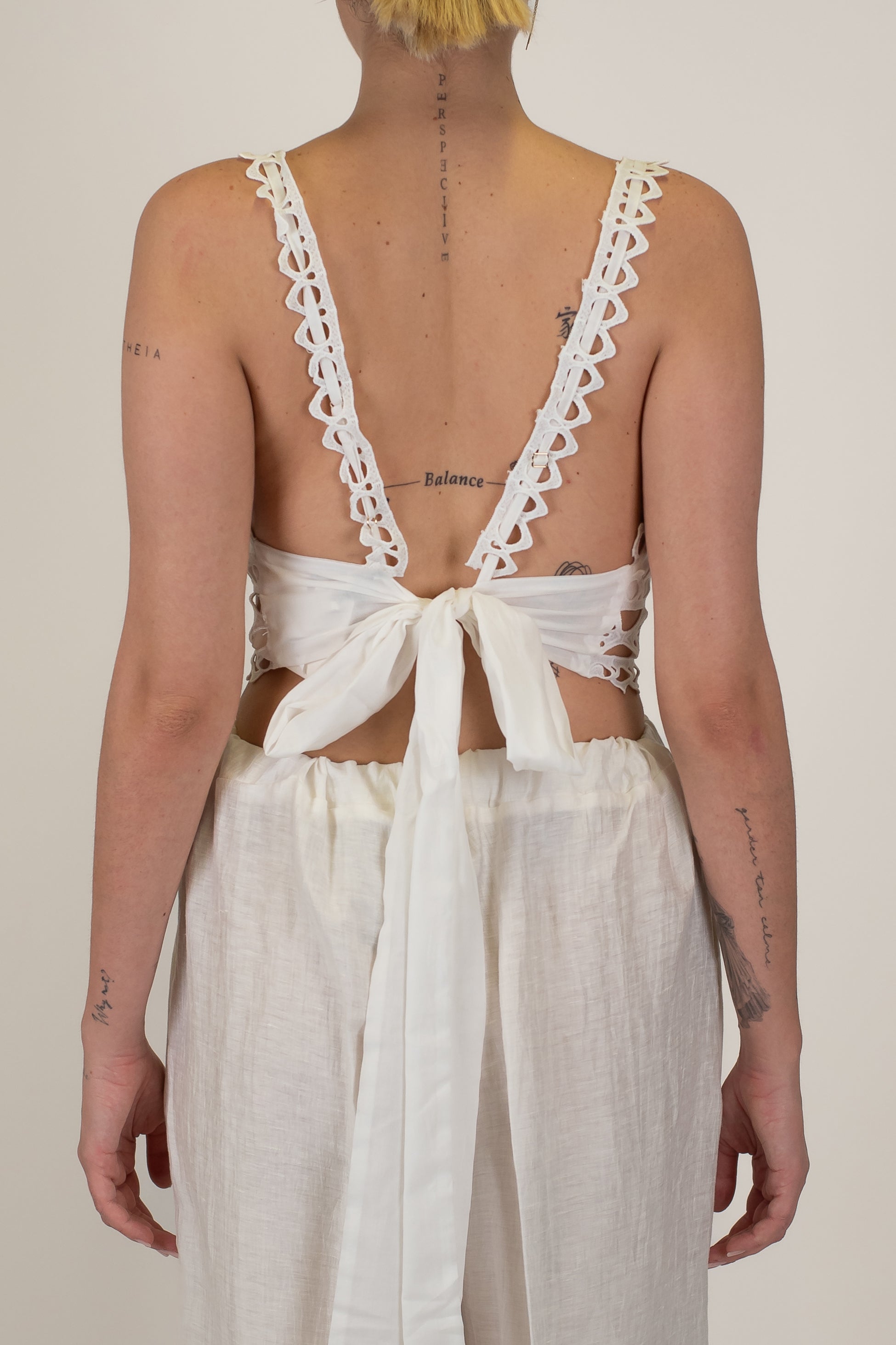 Tensione in - Top in mussola di cotone con profili e bretelline in crochet con fiocco sul retro