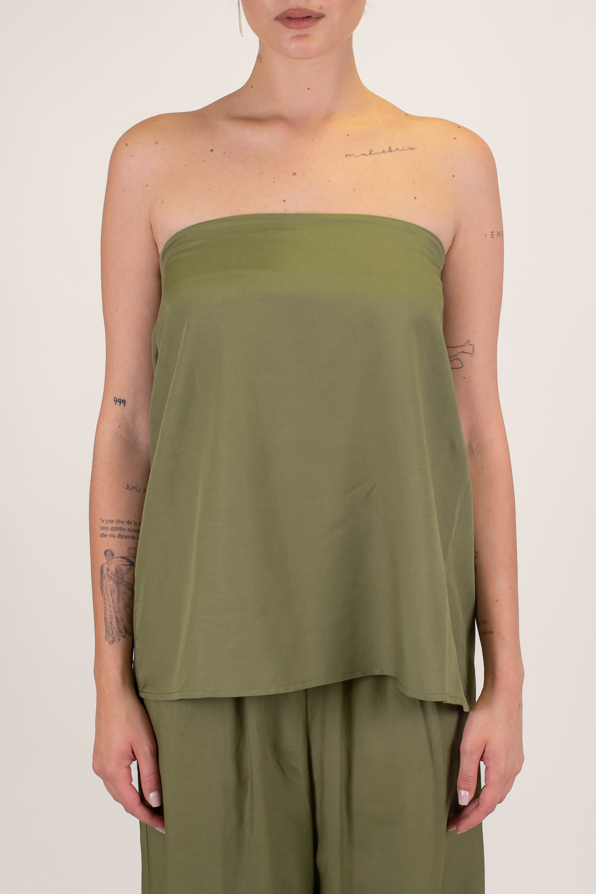 Tensione in - Coordinato in misto lino con top a fascia e pantalone palazzo con elastico sul retro