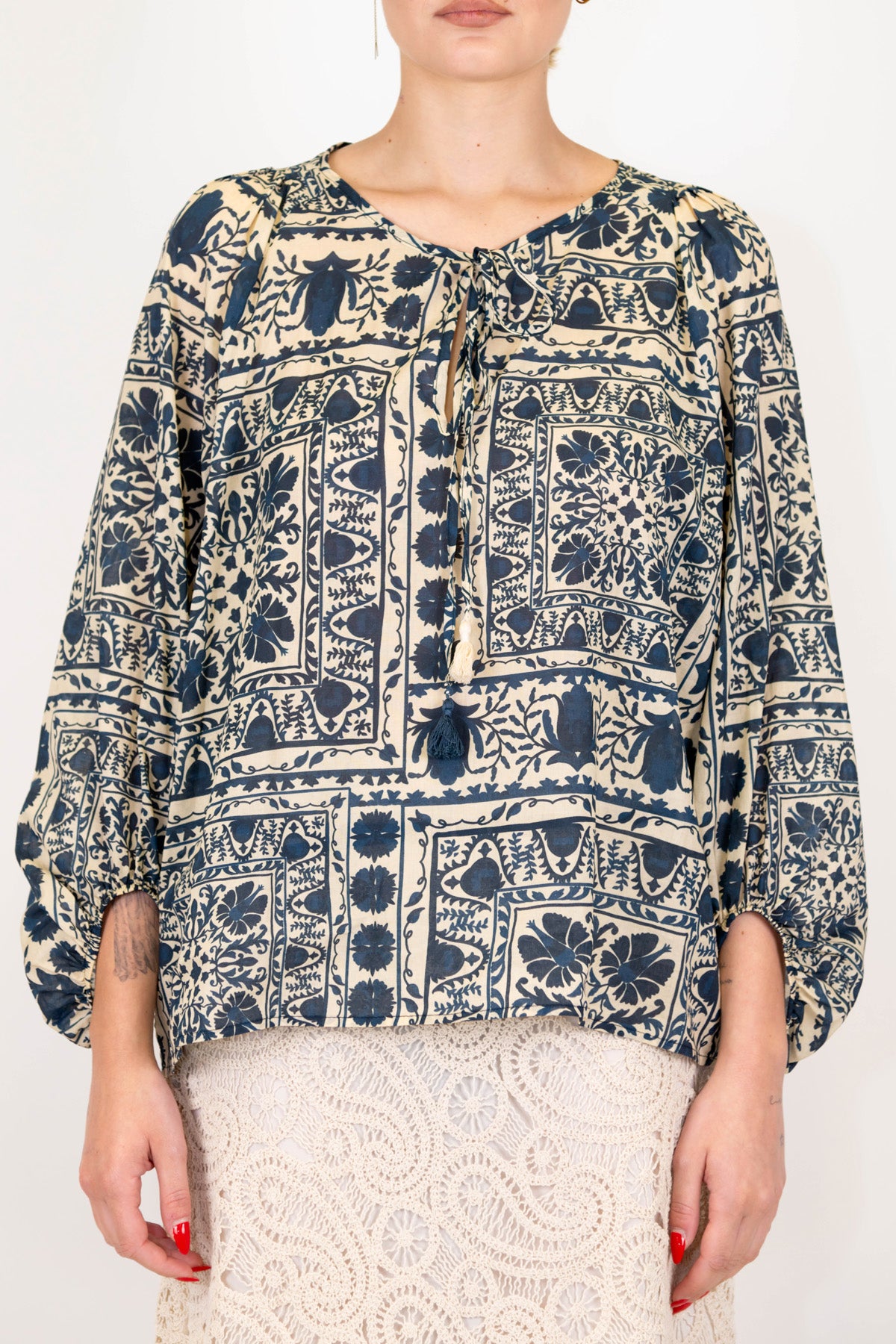 Tensione in - Blusa fantasia floreale astratta in mussola di cotone con laccio al collo