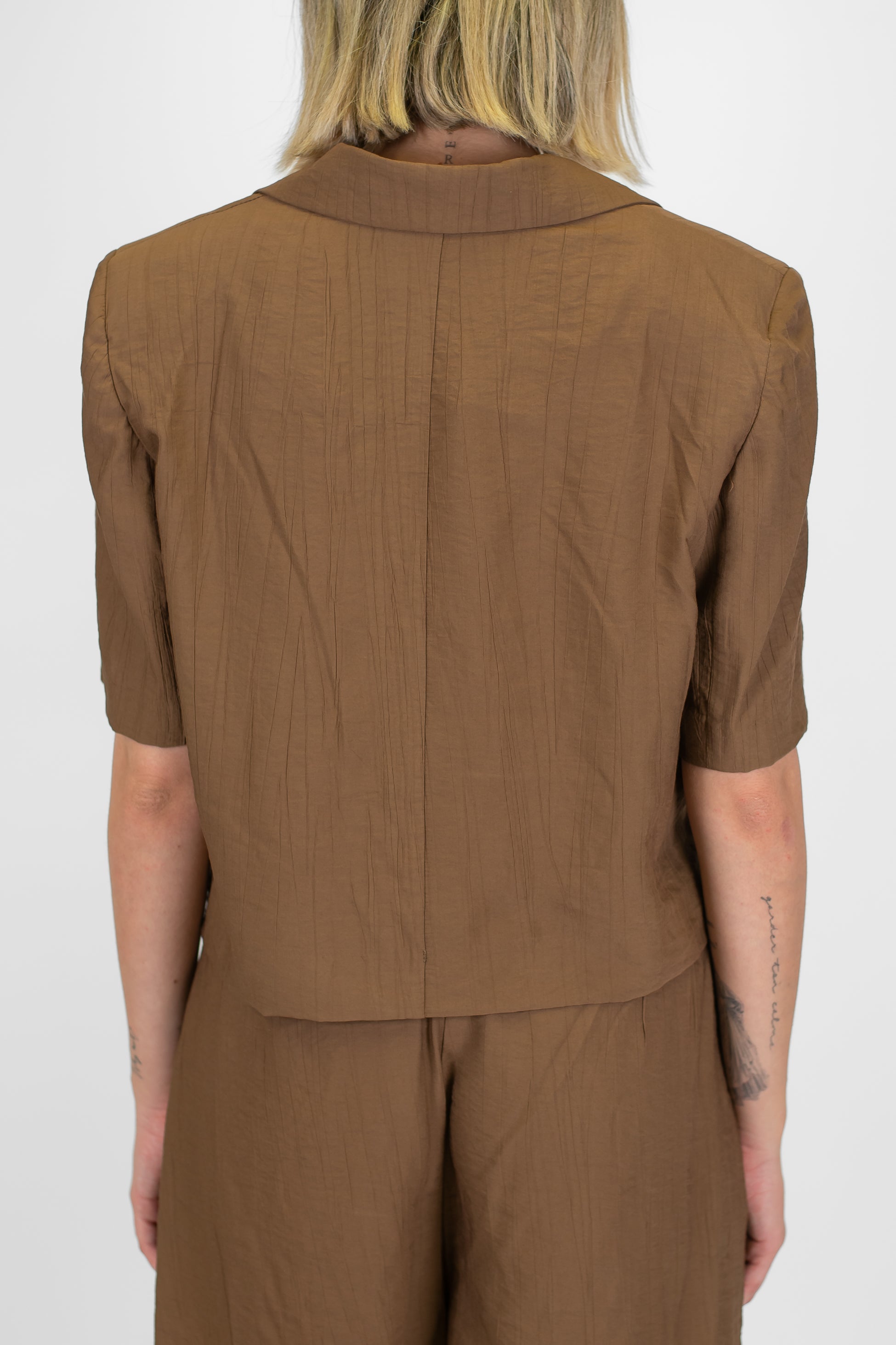 Tensione in - Coordinato in viscosa leggera con giacca crop sfoderata mezzamanica e bermuda