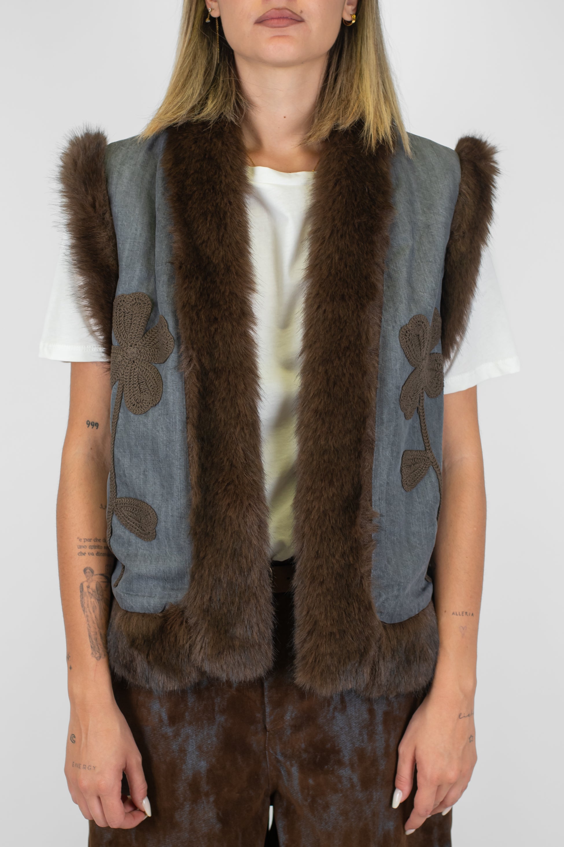 Dixie - Gilet fantasia floreale ricamata con profili in ecopelliccia