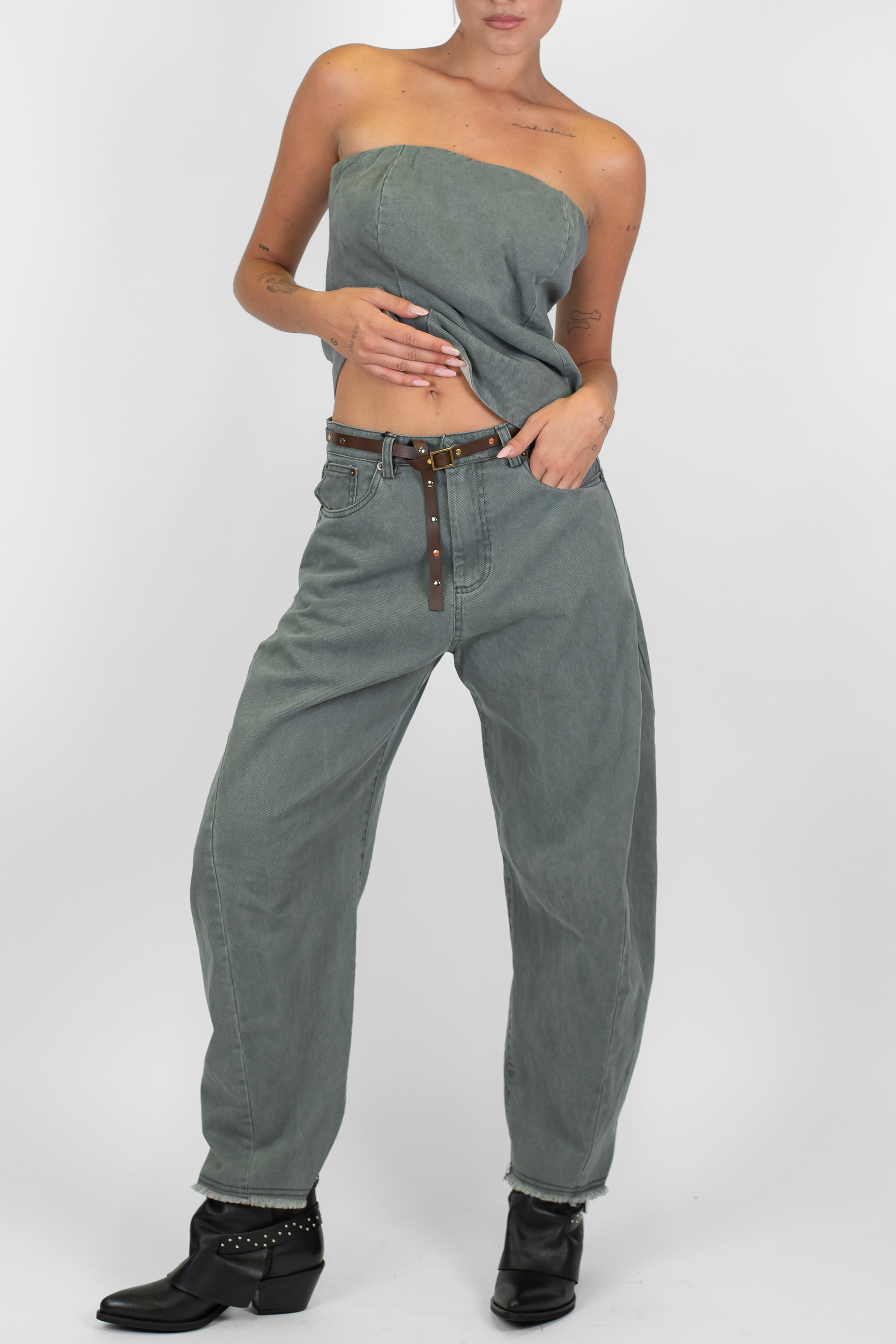 Tensione in - Pantalone balloon in denim colorato con fondo sfrangiato