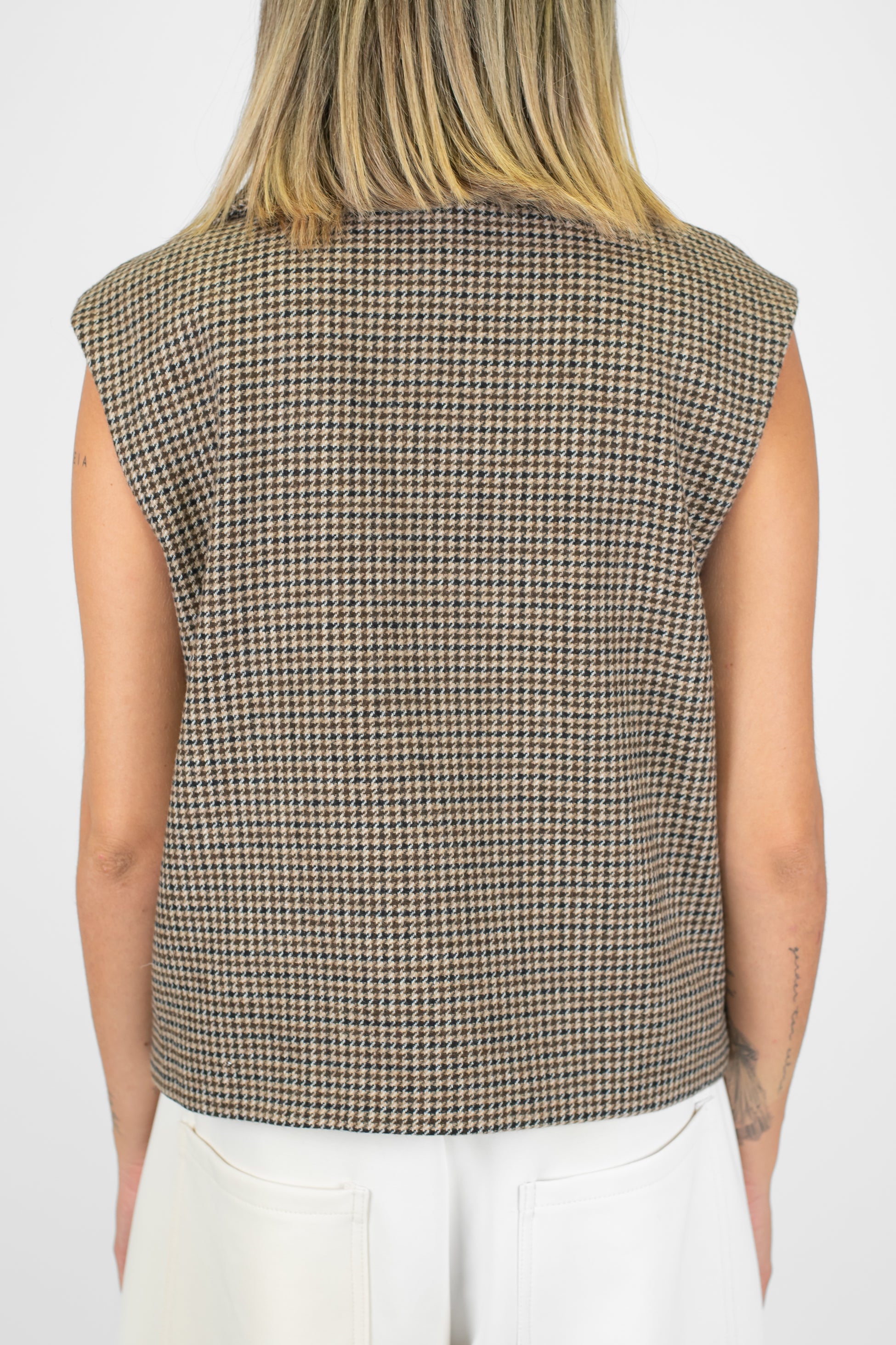 Tensione in - Gilet doppiopetto fantasia pie de poule in misto lana con spilla gioello