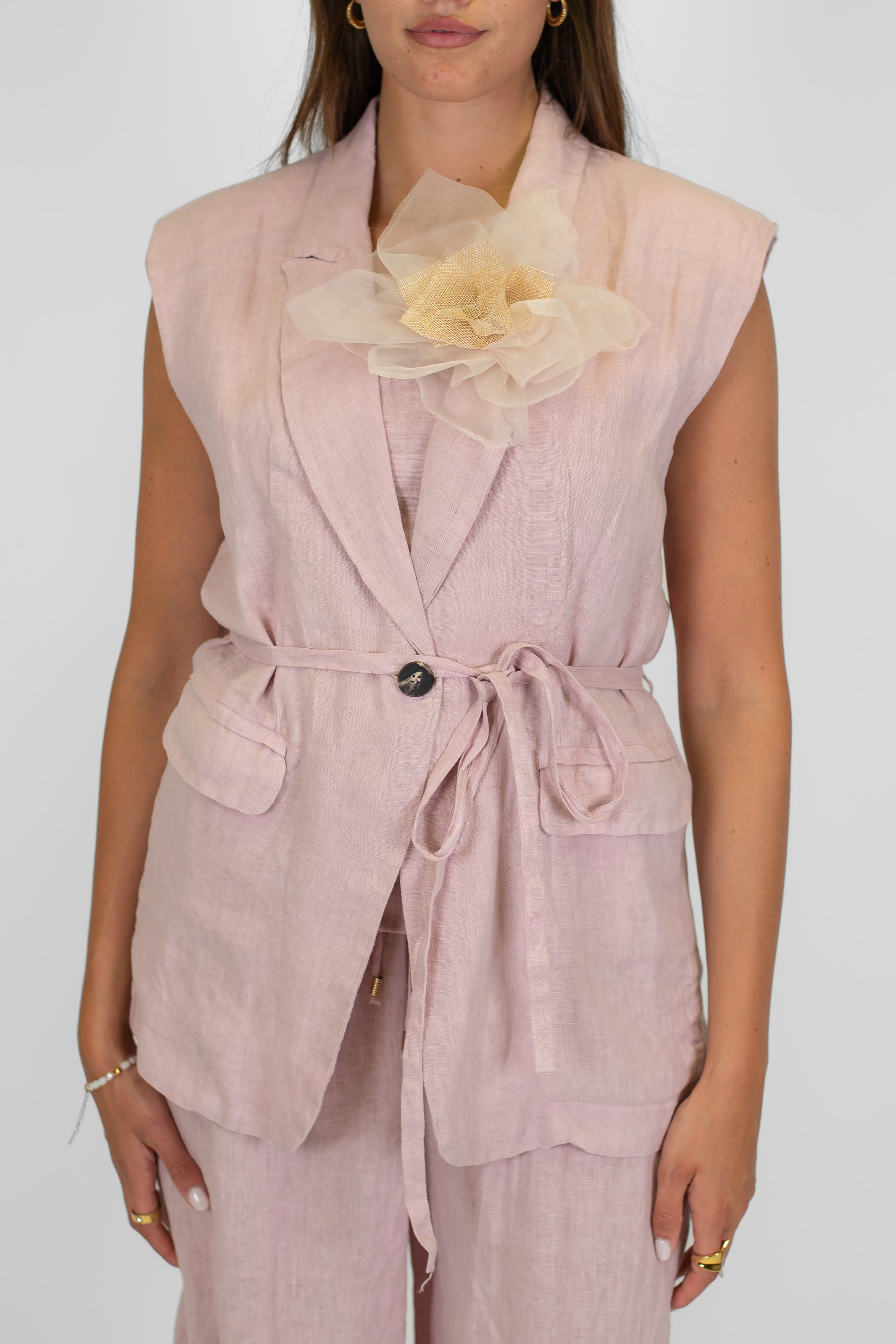 Tensione in - Giacca giromaniche in puro lino con spilla fiore e cintura in tessuto