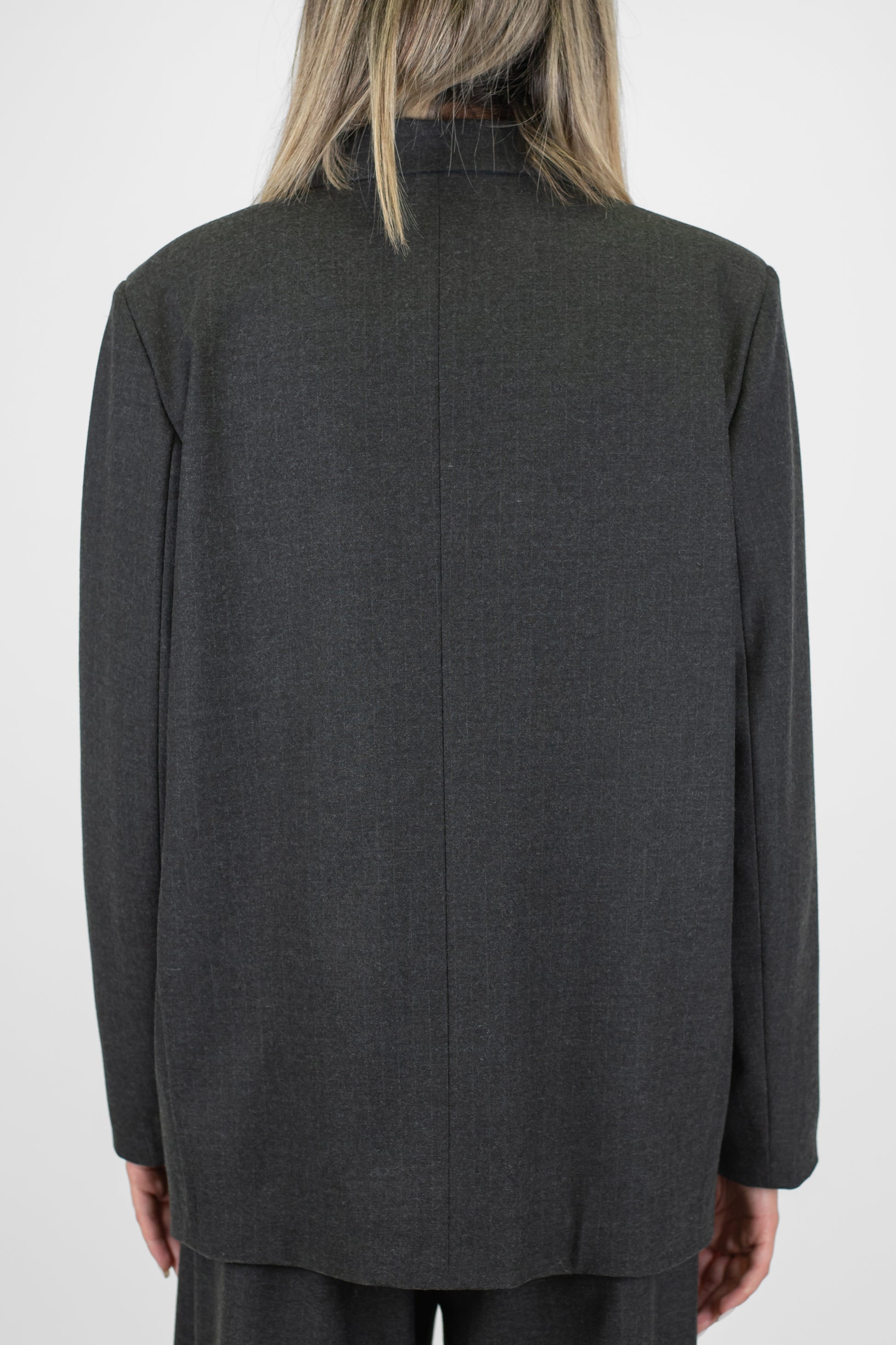 Tensione in - Giacca doppiopetto gessata con spilla gioiello