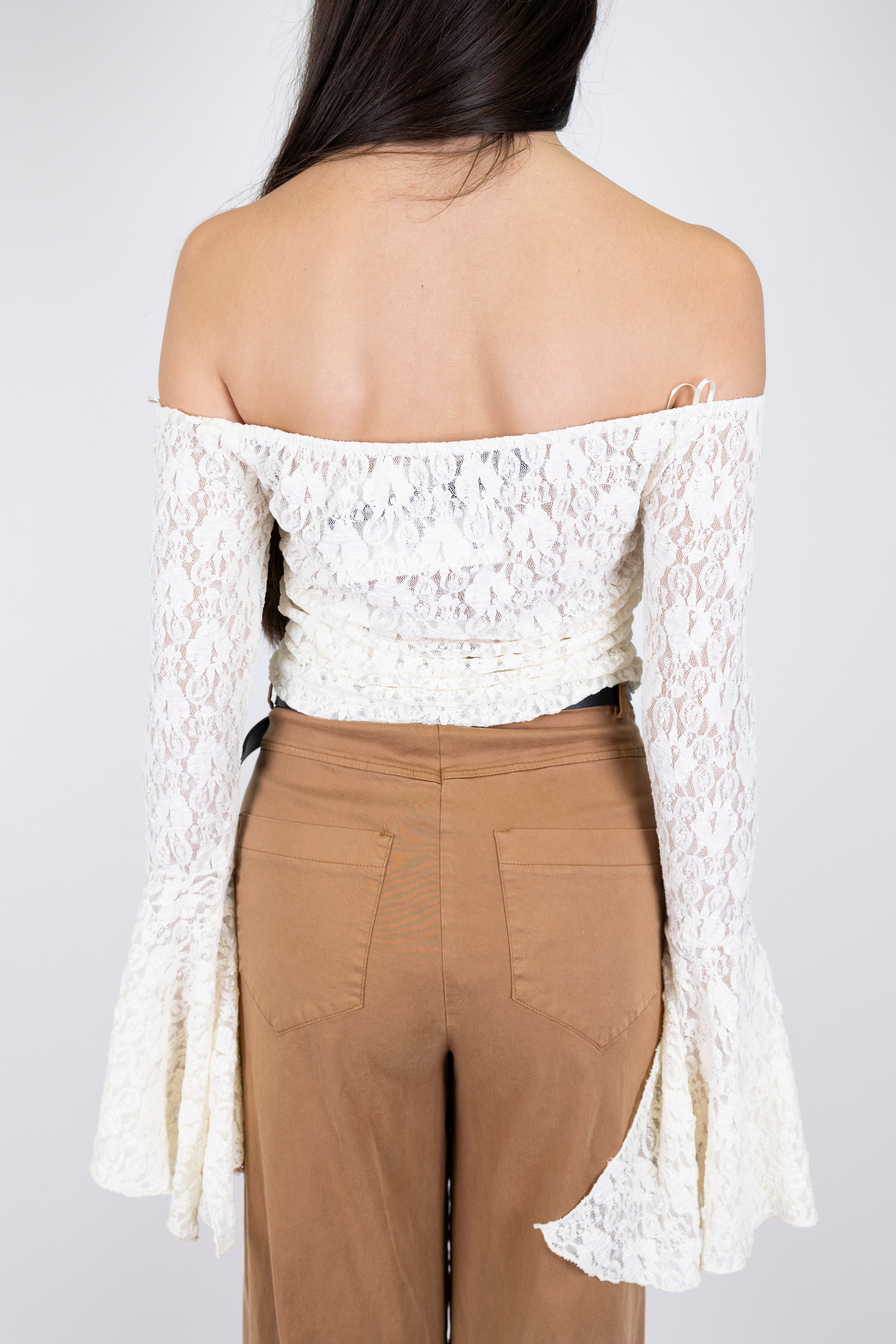 Haveone - Maglia in pizzo scollo shiffer e manica volant Haveone.
Composizione: 99%PL1%EA