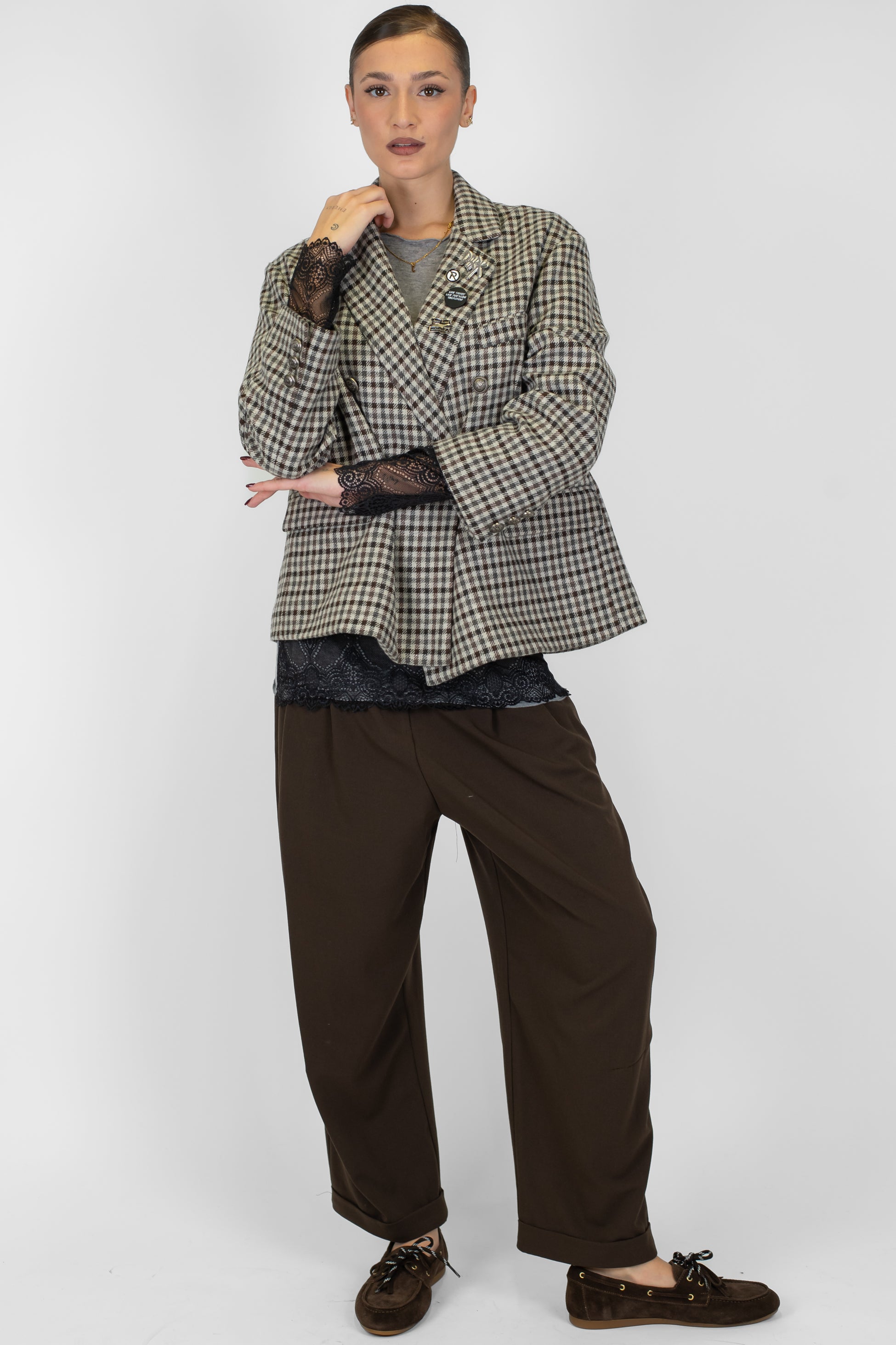 Tensione in - Giacca doppiopetto microfantasia quadri in misto lana con spille