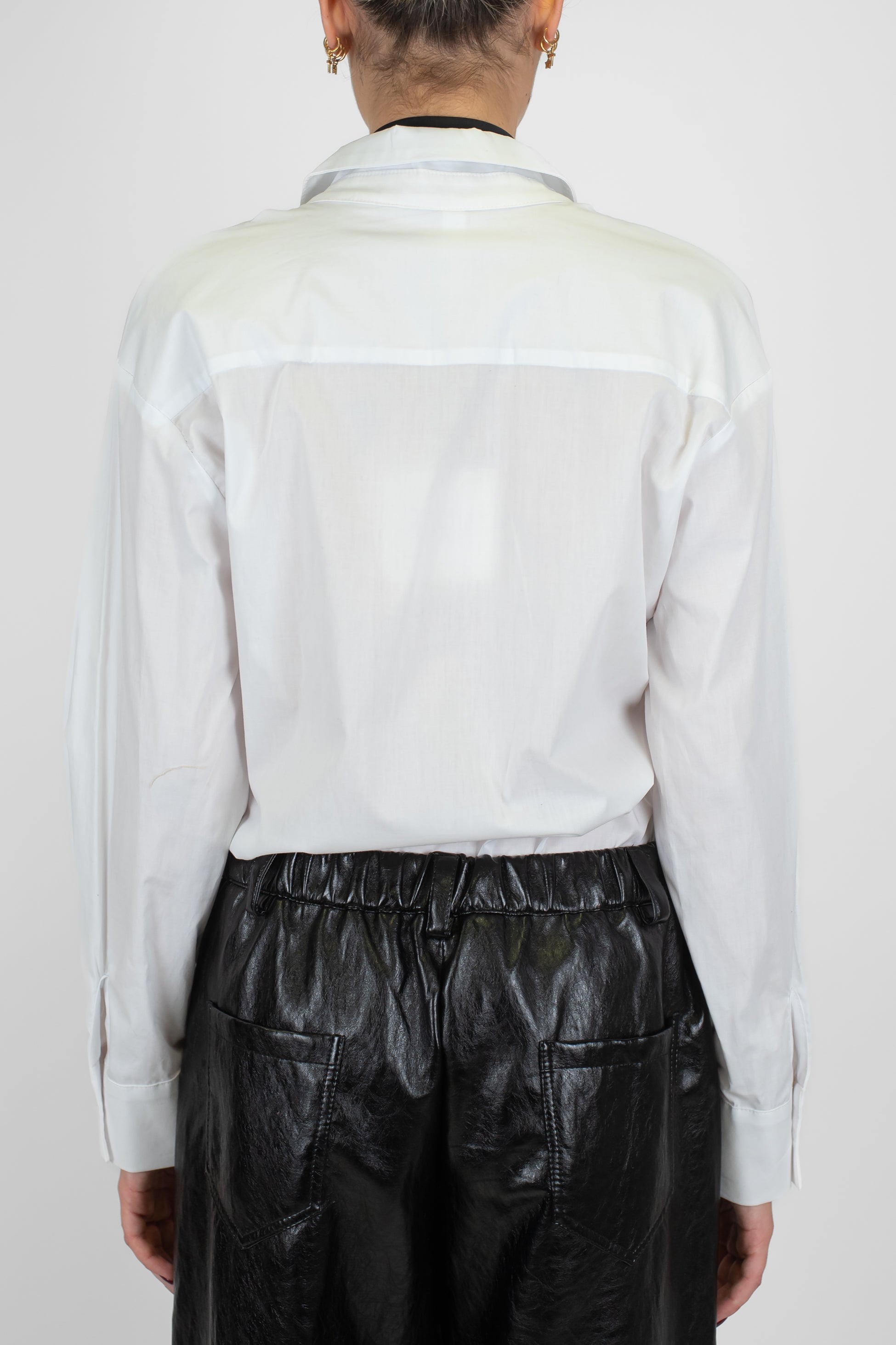 Tensione in - Camicia con fiocco a contrasto al collo