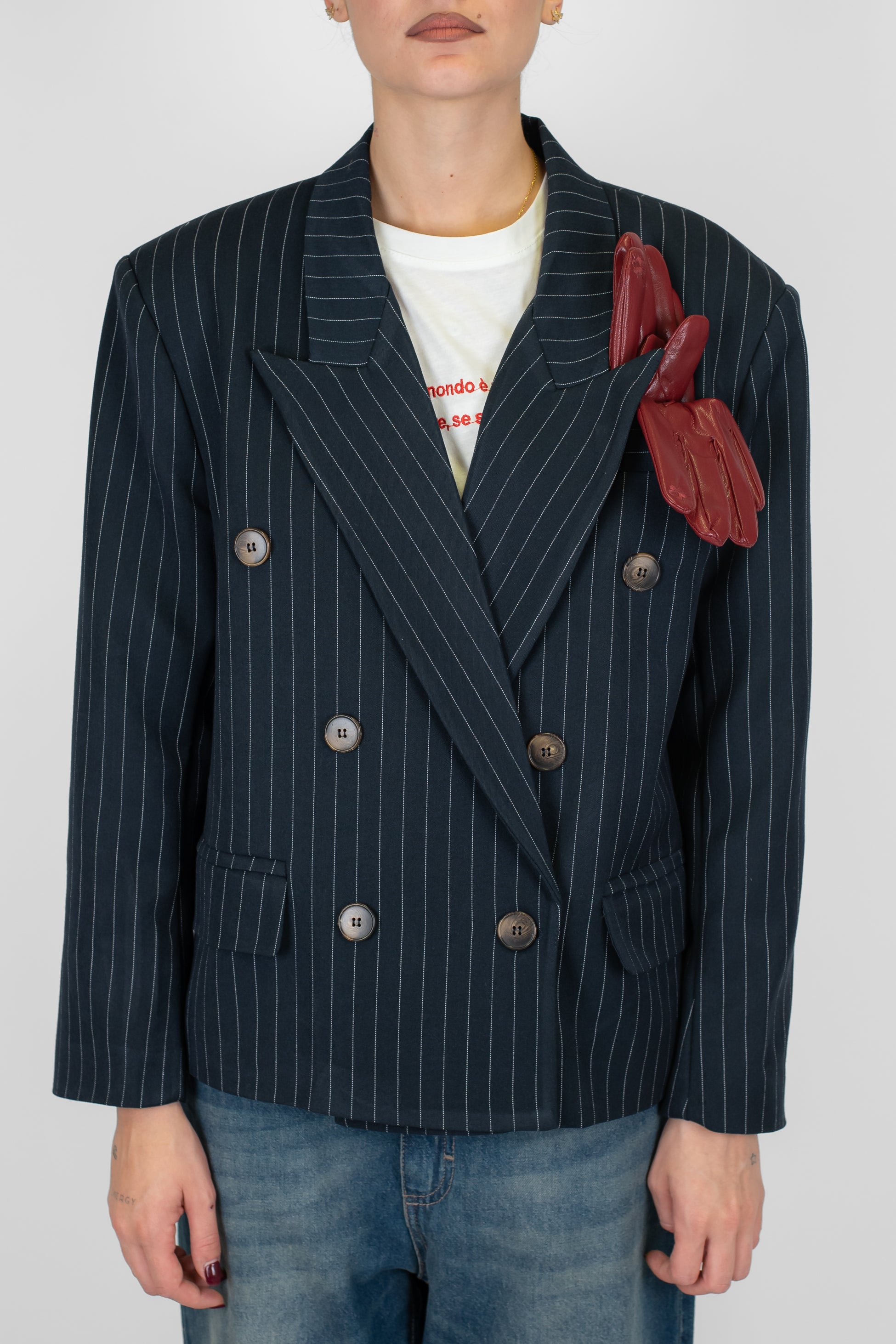 Tensione in - Giacca doppiopetto gessata crop con guanti a contrasto