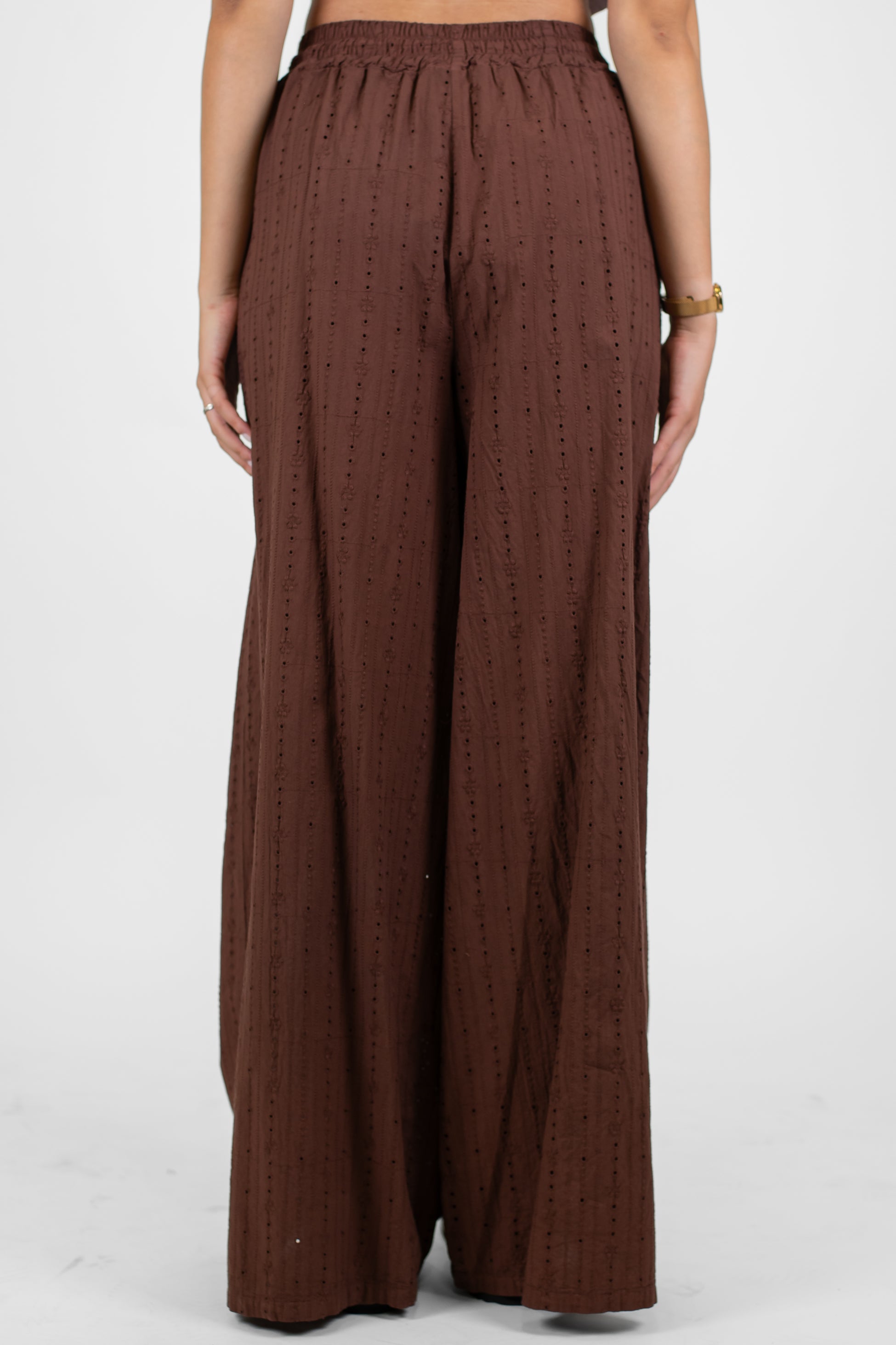 Haveone - Coordinato in pizzo sangallo con t-shirt scollo a V e pantalone palazzo con coulisse