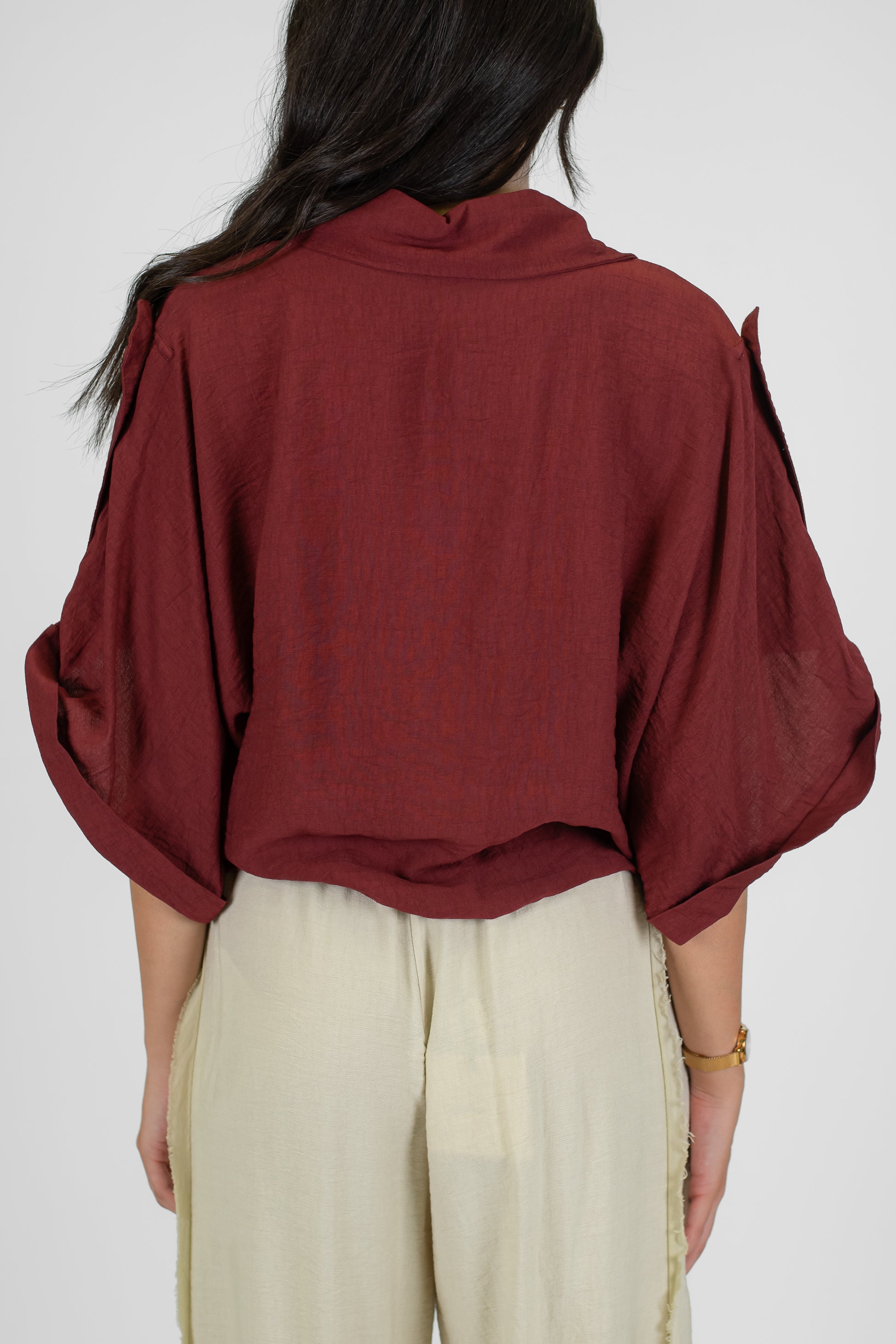 Tensione in - Camicia in viscosa leggera con rever ampio a lancia e nodo sul fondo