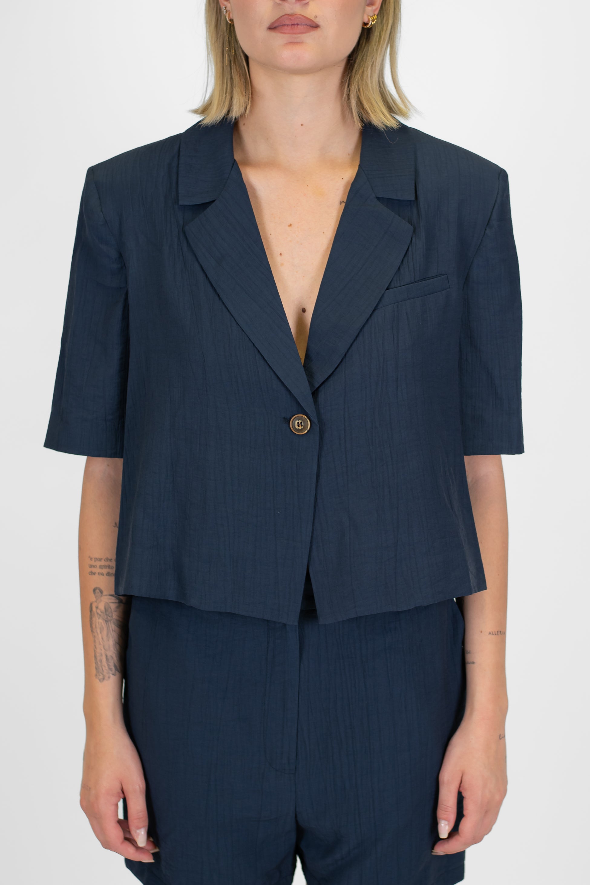 Tensione in - Coordinato in viscosa leggera con giacca crop sfoderata mezzamanica e bermuda