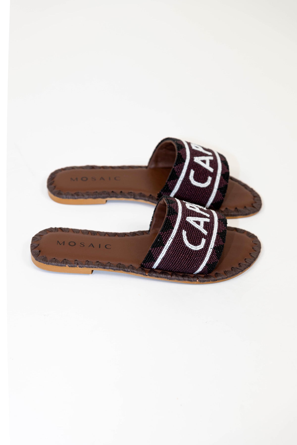 Mosaic - Ciabattina con fascia decorata da perline e scritta