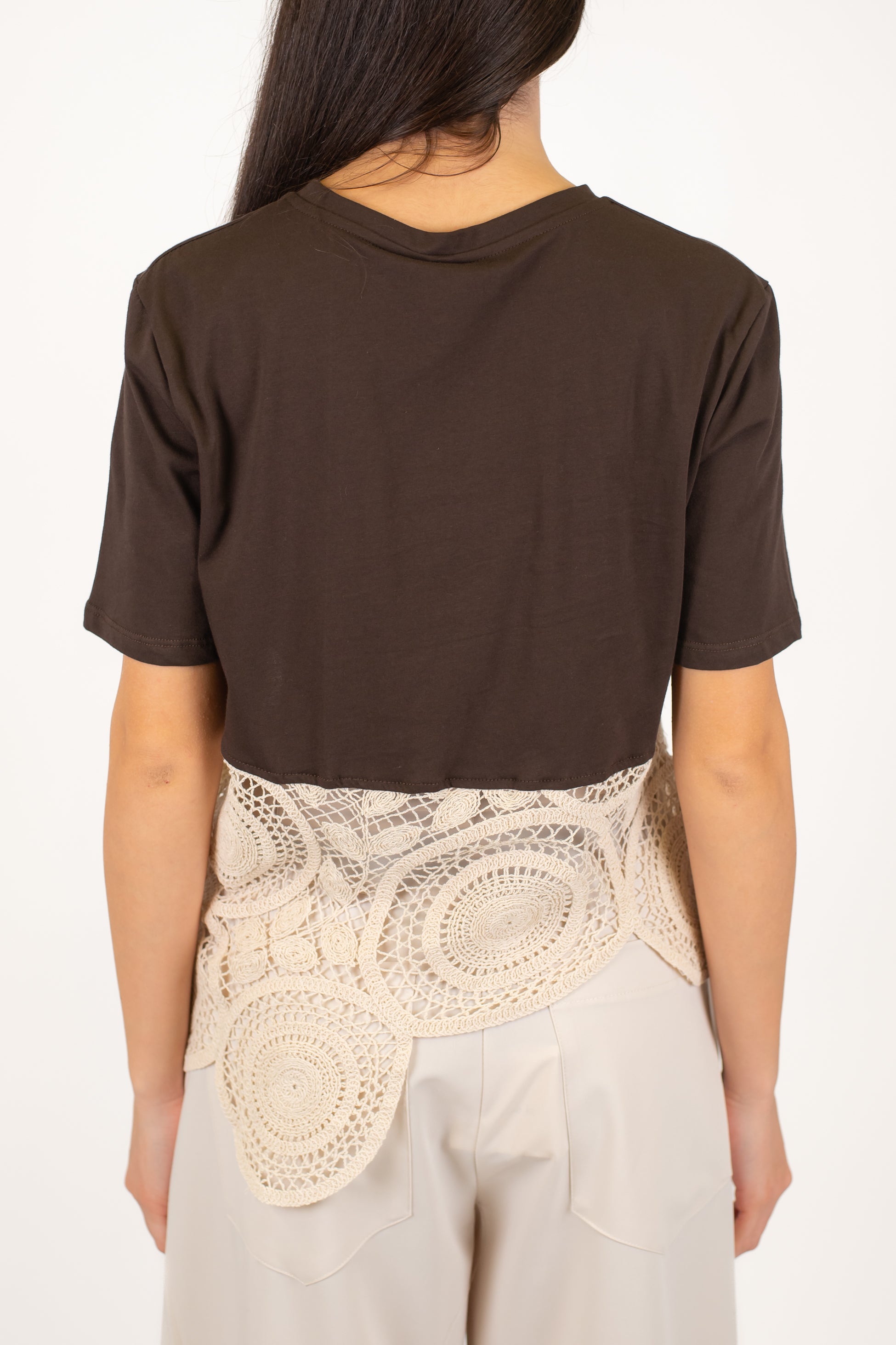 Tensione in - T-shirt con fondo asimmetrico in crochet lavorato all'uncinetto