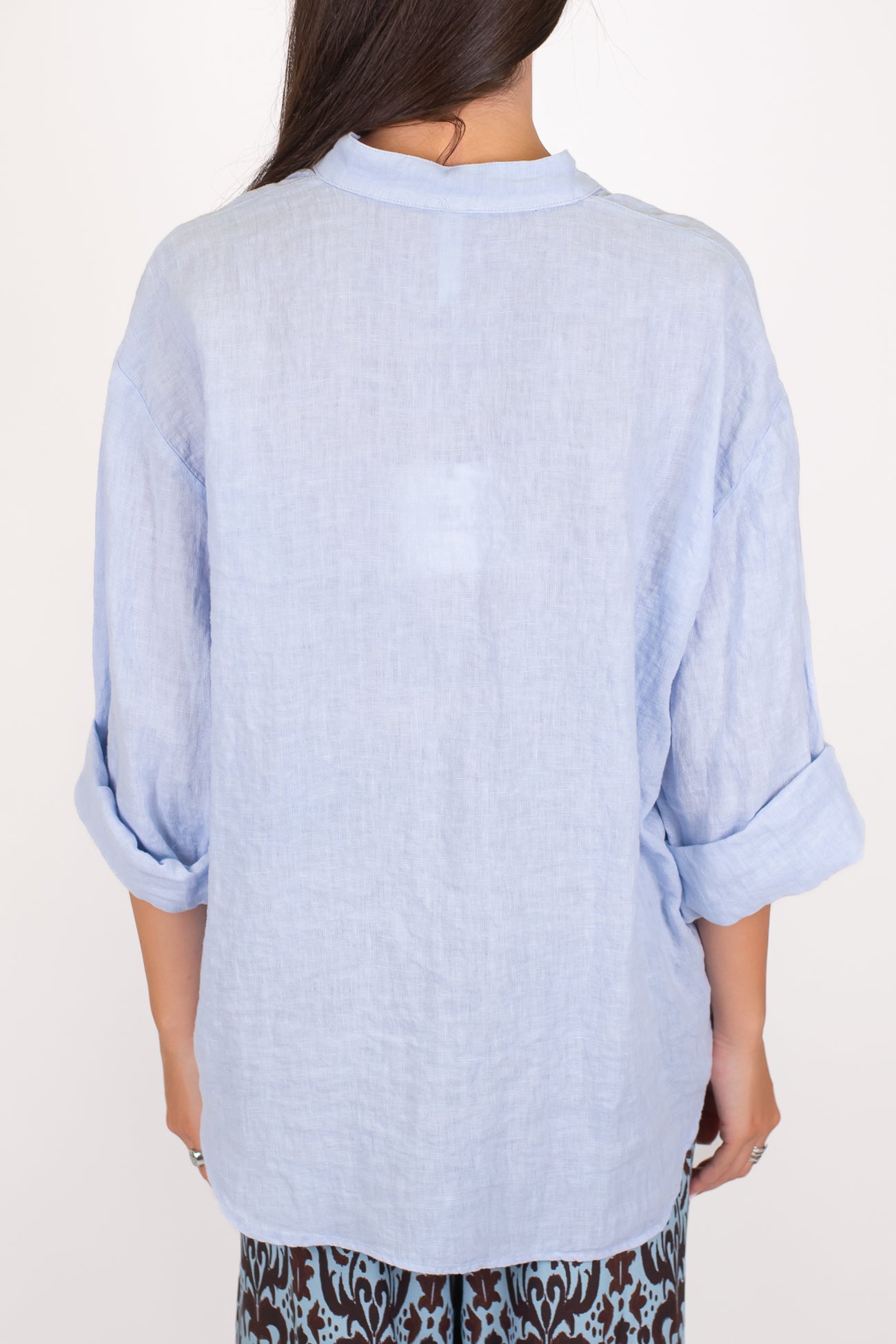 Tensione in - Camicia scollo a V in puro lino con collo coreano