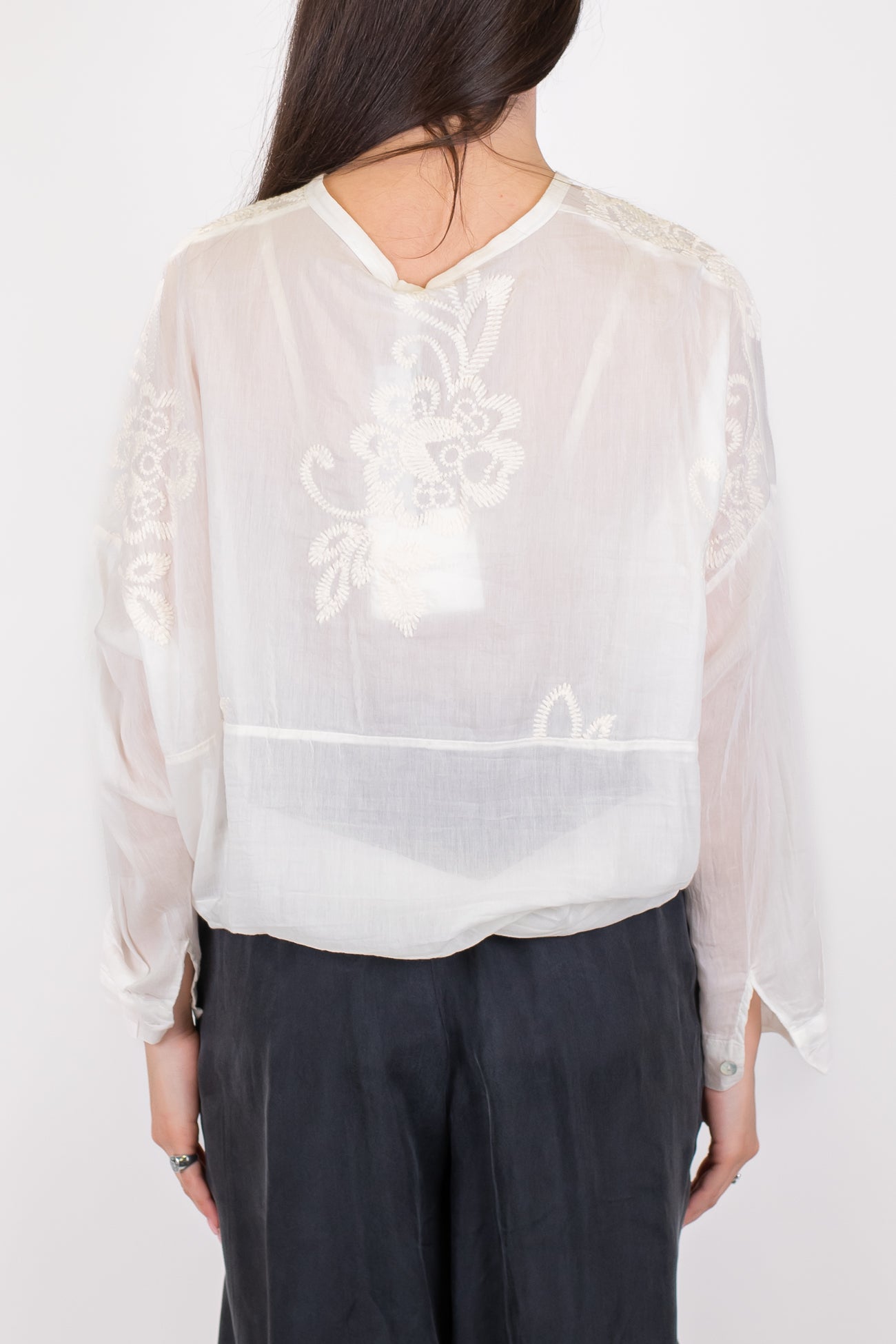 Tensione in - Camicia in mussola di cotone e seta con ricami floreali tono su tono