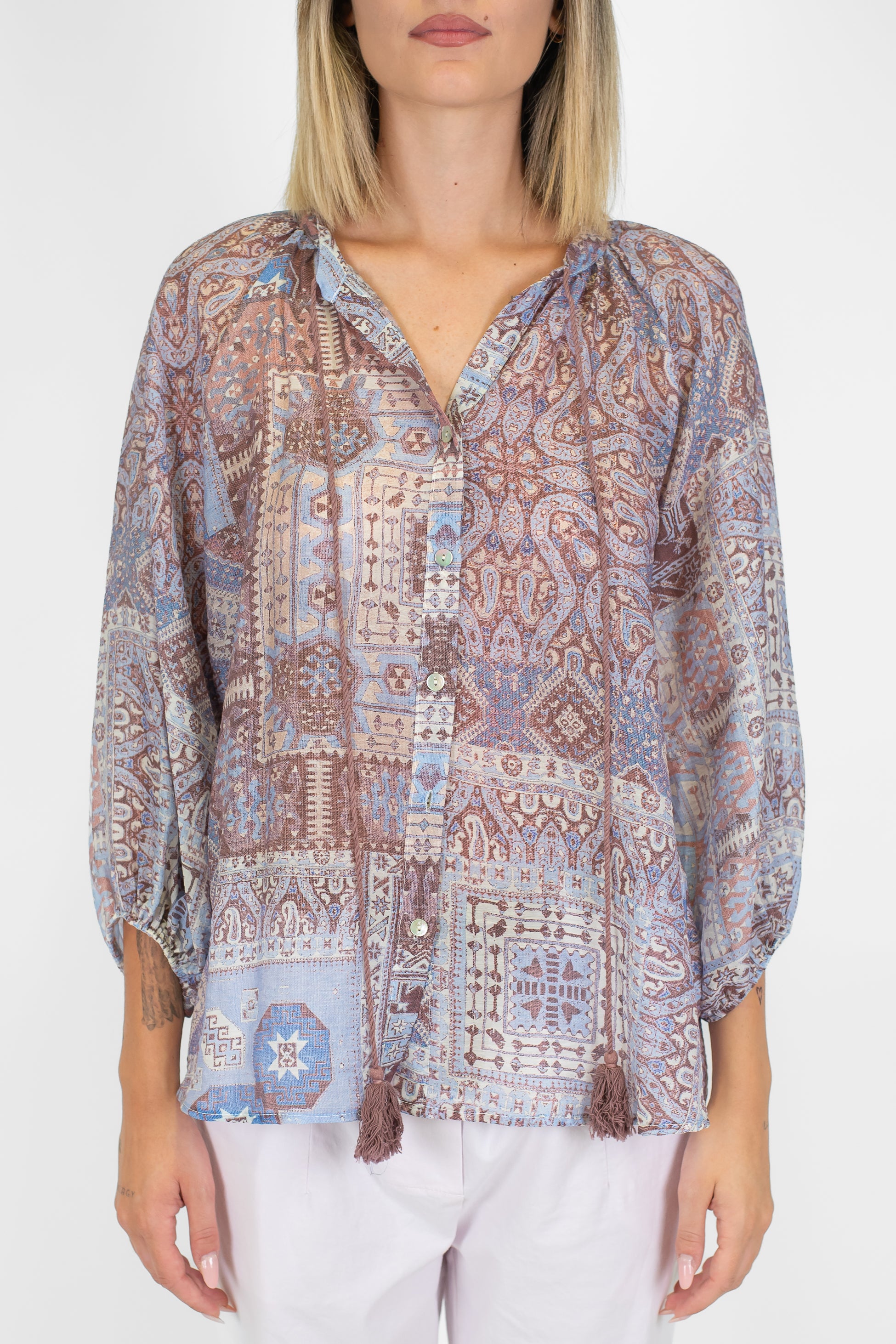 Motel - Camicia fantasia astratta in lyocell collo coreano e lacci con nappine