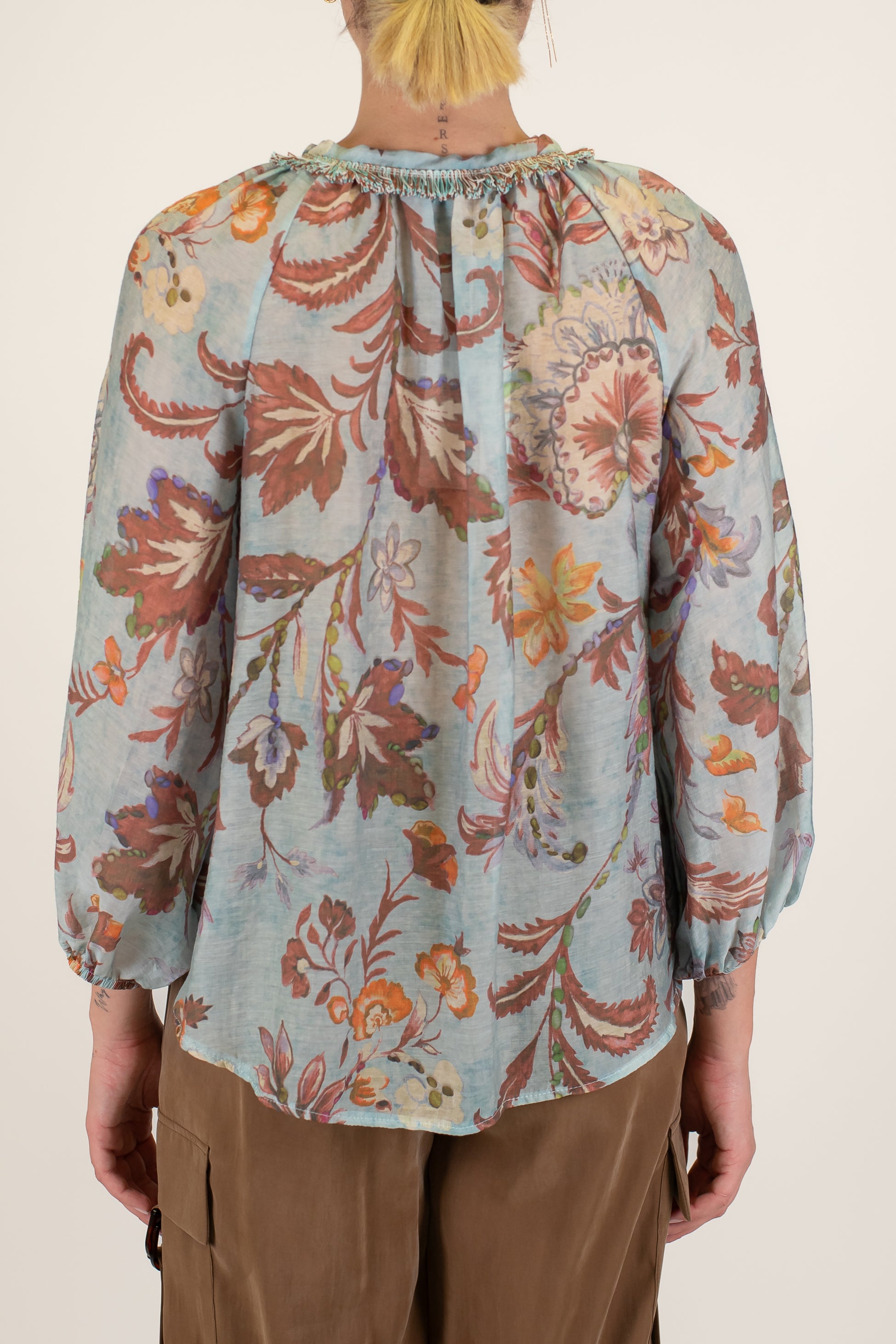 Motel - Blusa fantasia floreale in lyocell con laccio al collo e nappine lungo il profilo