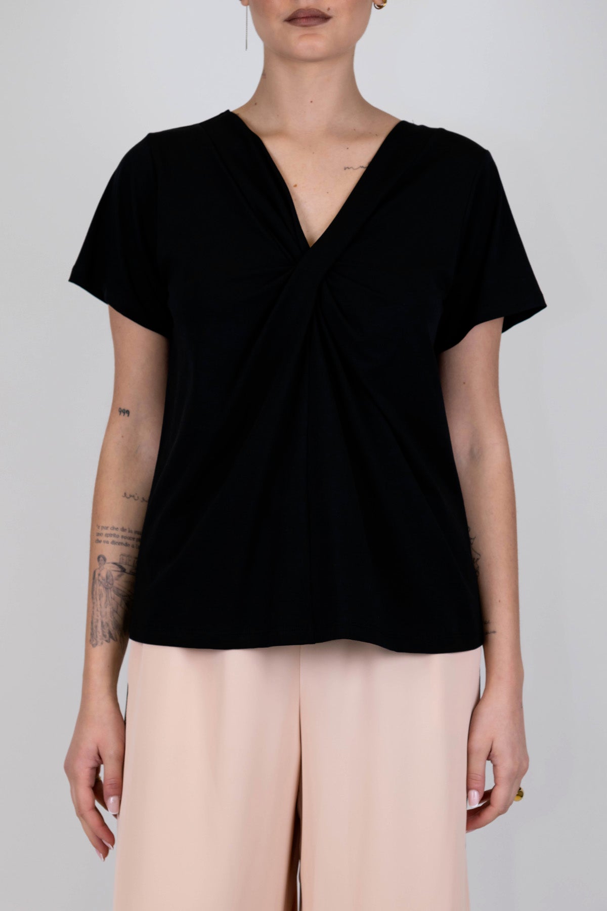 Tensione in - T-shirt con scollo a V e arriccio centrale