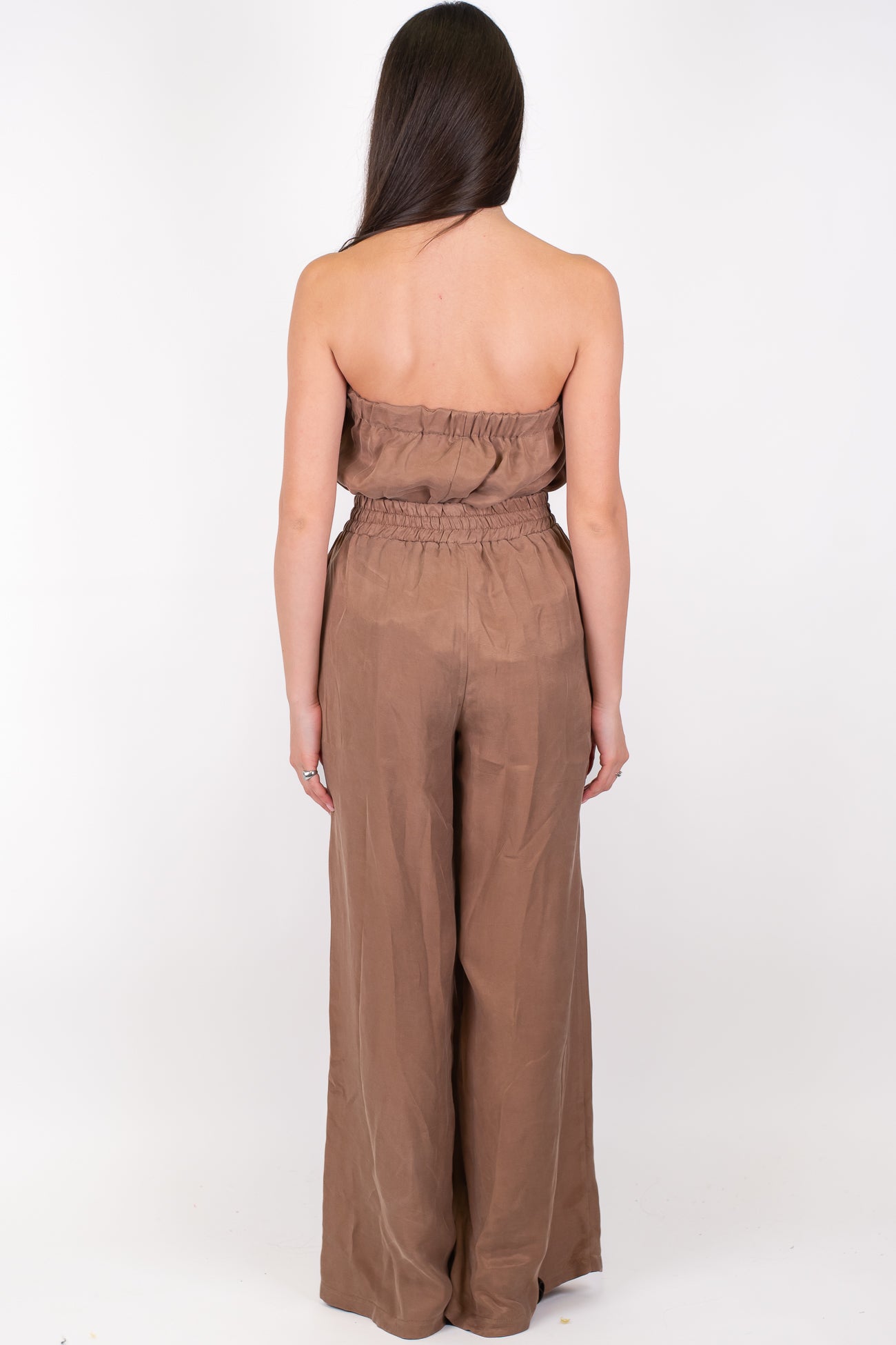 Tensione in - Coordinato in lyocell effetto cupro con top a fascia e pantalone palazzo con elastico in vita
