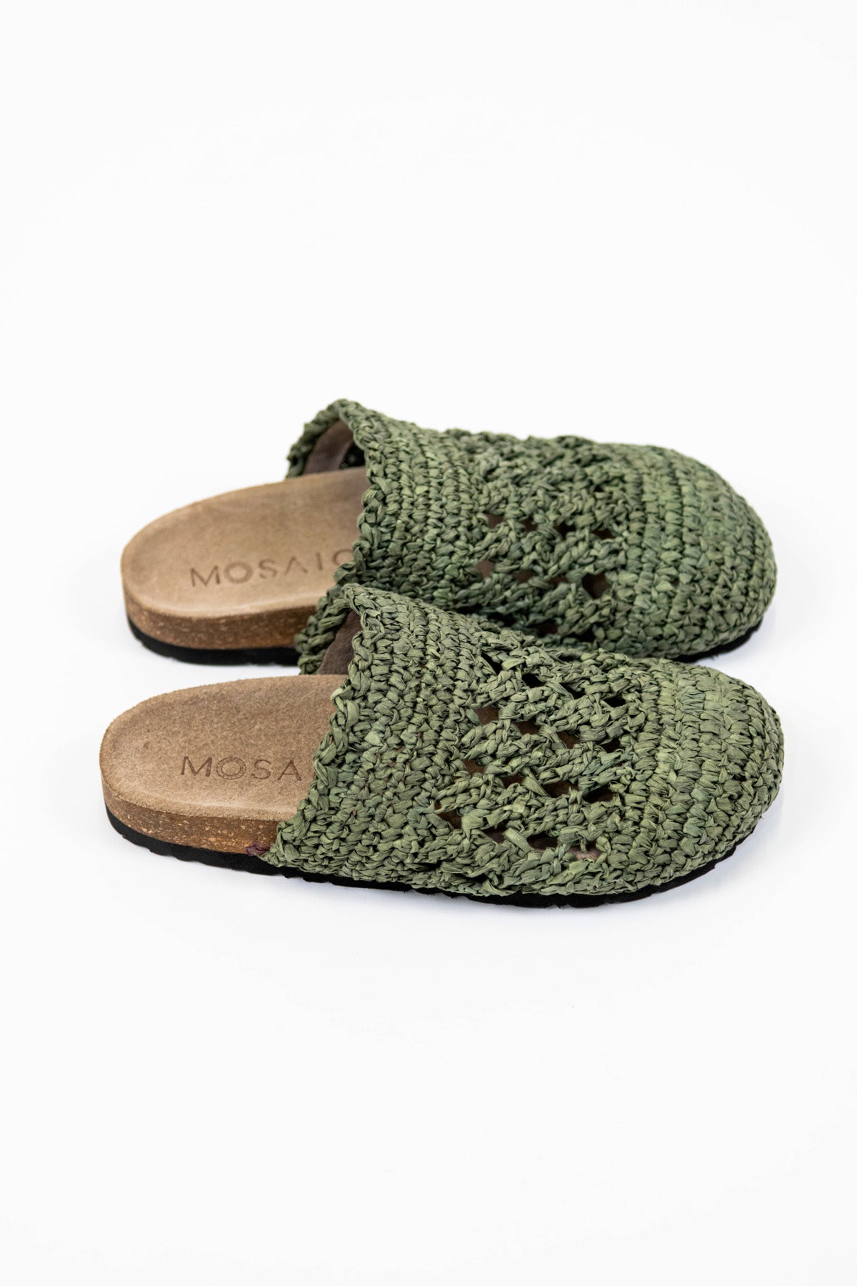 Sabot in rafia con tomaia in pelle camosciata e suola in gomma